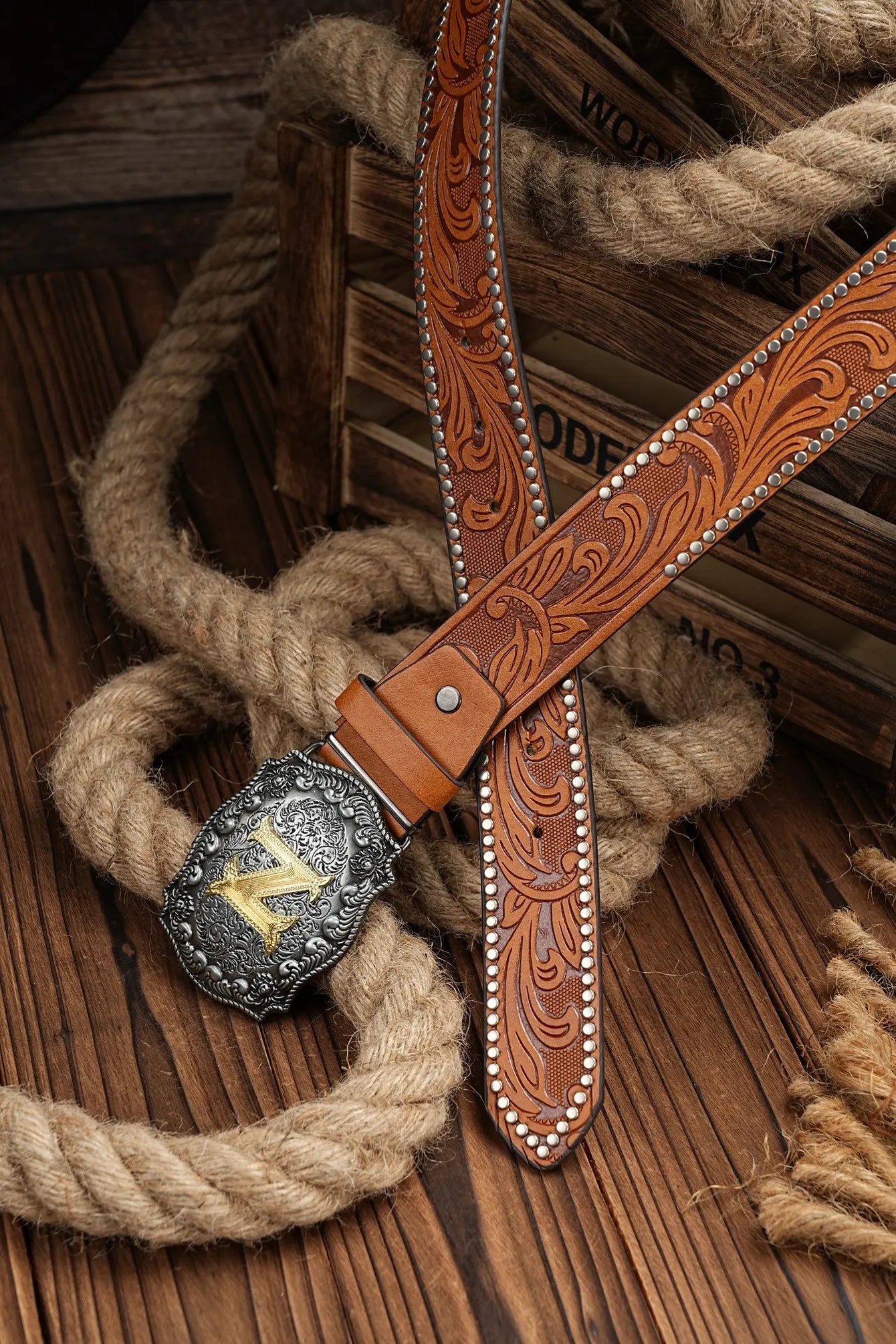 A casual, individual and retro belt, Western-style clothing accessory, metal buckle, PU belt, suitable for both men and women