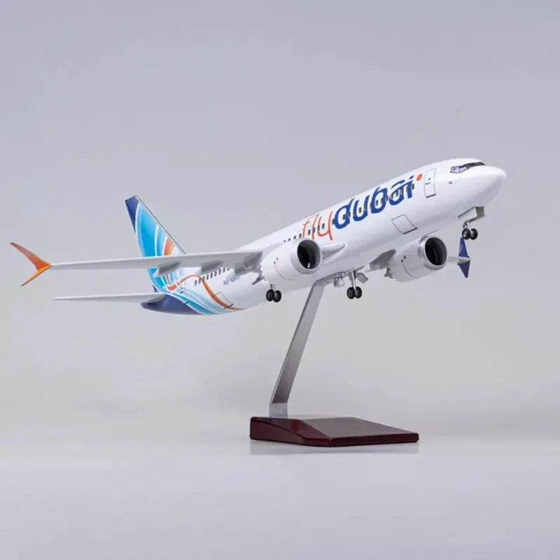 طائرة إيرباص B737 من طراز بوينج 737 من طراز دبي للخطوط الجوية الشرق الأوسط، بمقياس 1:85، مصنوعة من الراتنج المصبوب، وعرض ديكور منزلي لمجموعة طائرات بوينج 737