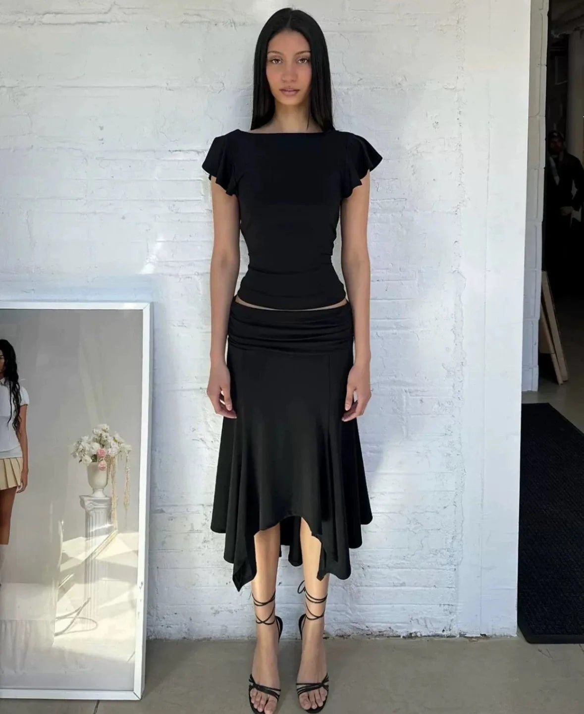 Guizio black low-waist pleated midi skirt with an irregular hemline one-shoulder ruffled short-sleeved top
