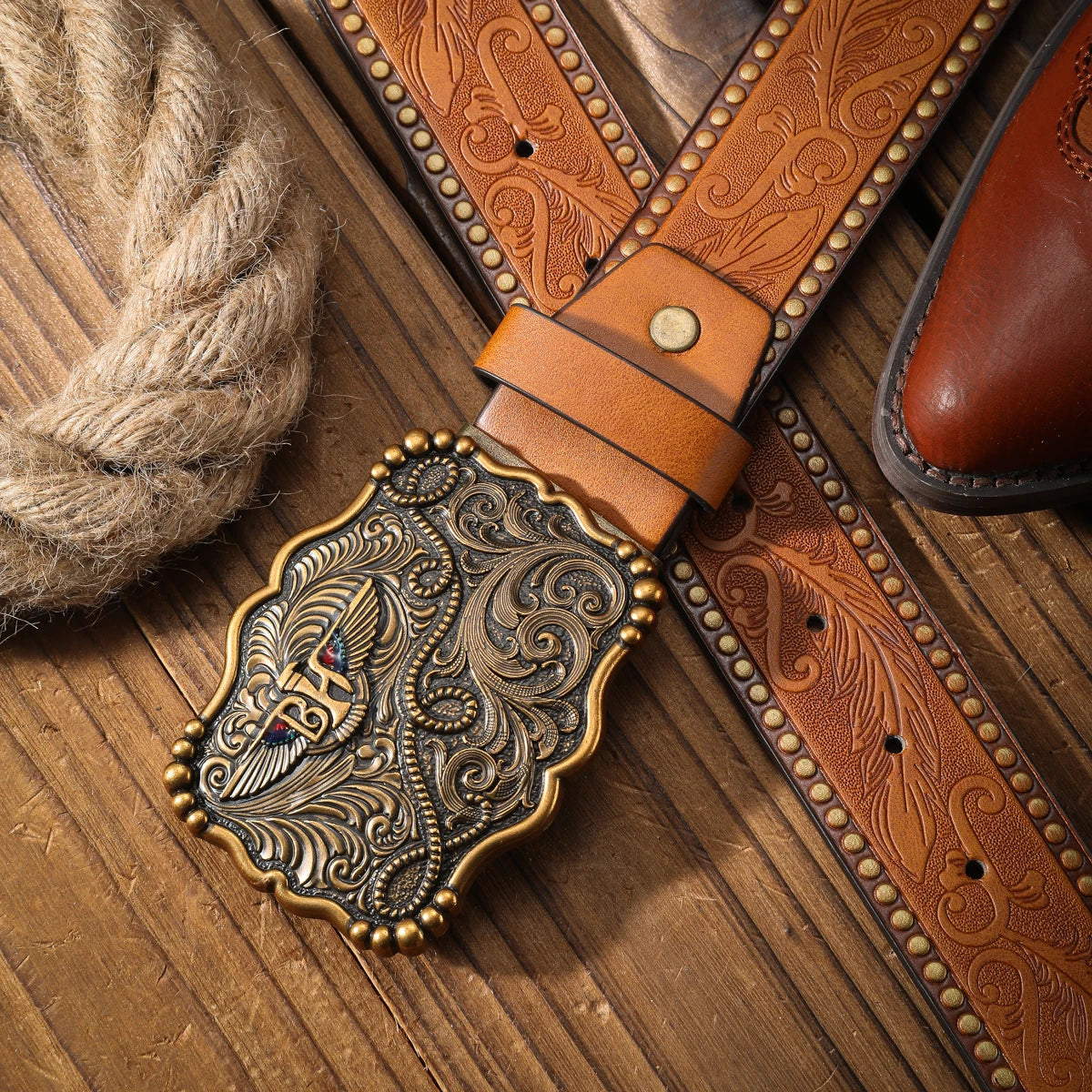 A classic retro PU material embossed belt metal plate buckle head men and women the same daily casual delivery punch nails