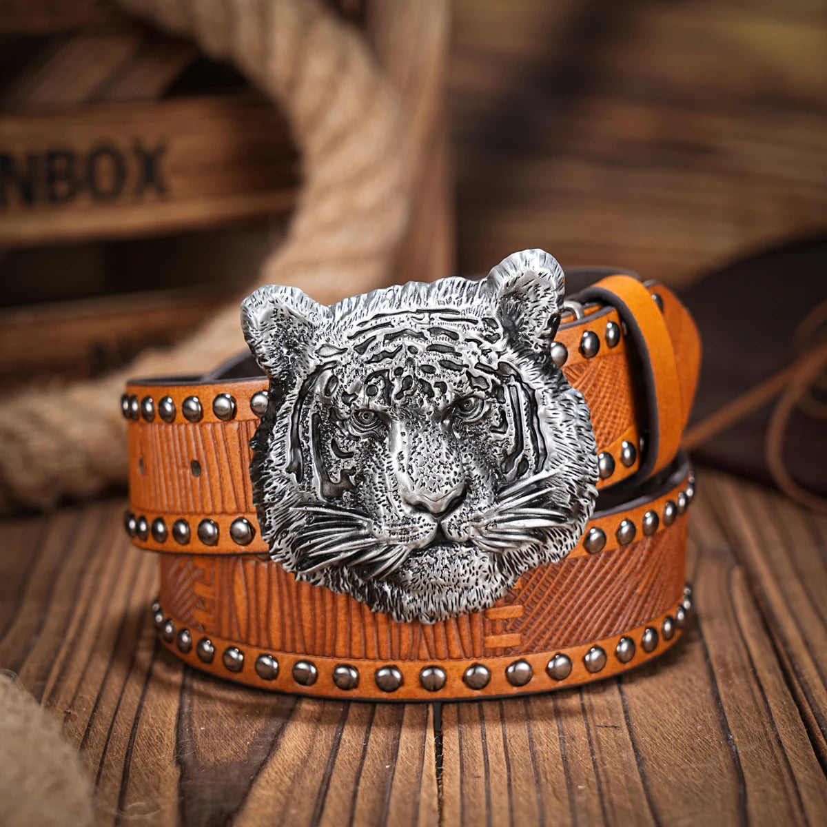 A casual, individual and retro belt, Western-style clothing accessory, metal buckle, PU belt, suitable for both men and women