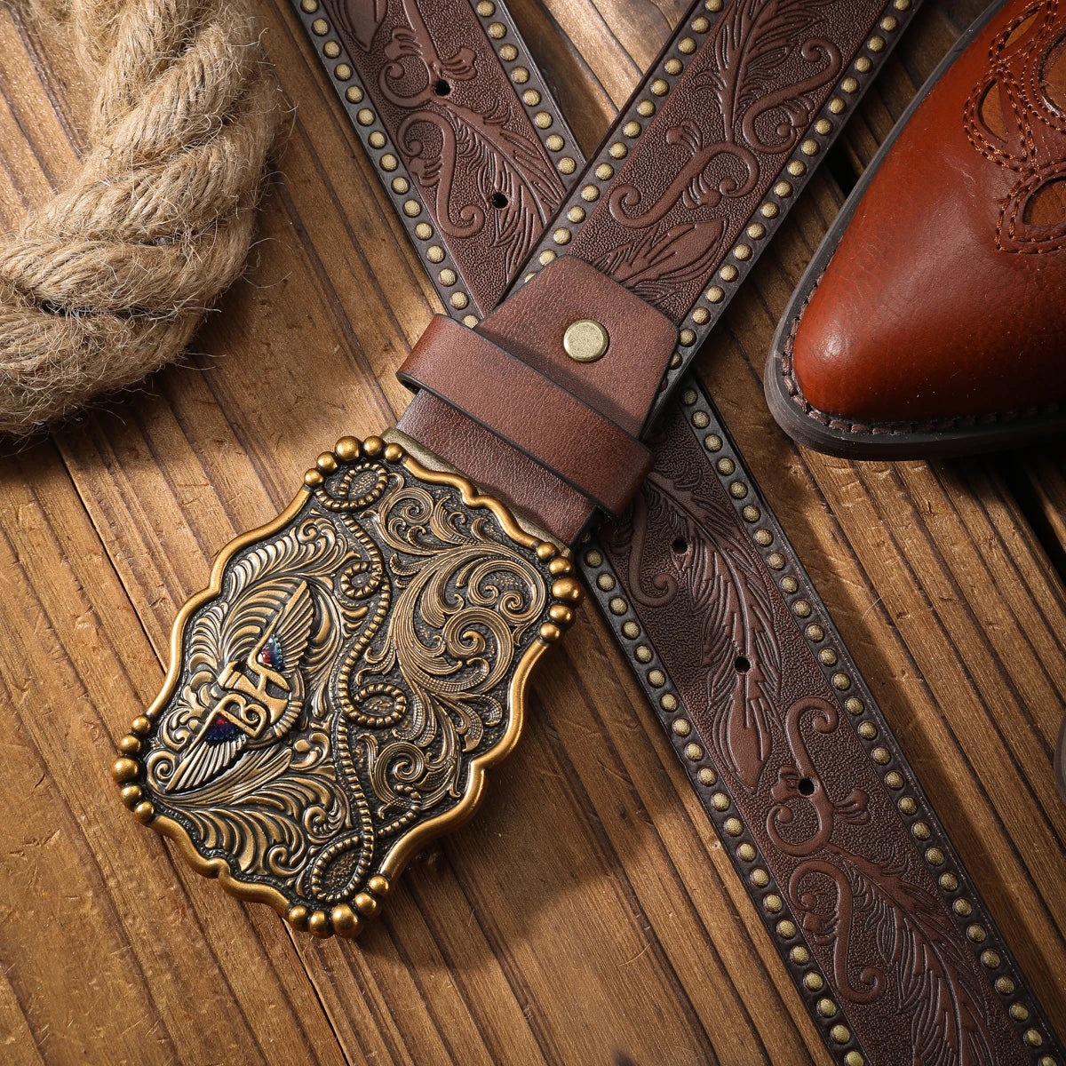 A classic retro PU material embossed belt metal plate buckle head men and women the same daily casual delivery punch nails