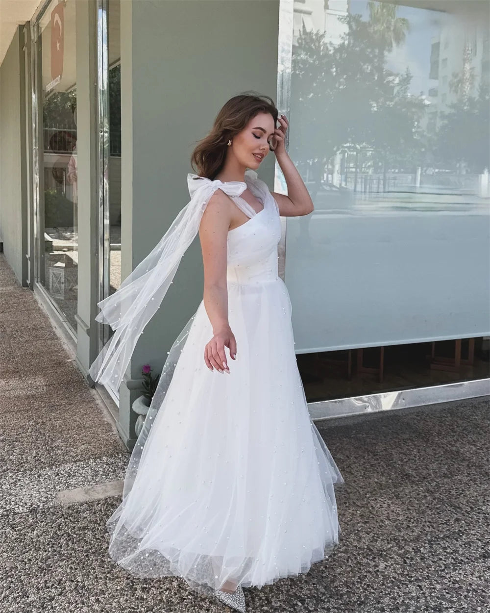 فساتين سهرة بيضاء مُخصصة من Mila Bow Straps بدون أكمام وأربطة لحفلات التخرج 2025 من التول بطول متوسط لحفلات الزفاف الرسمية