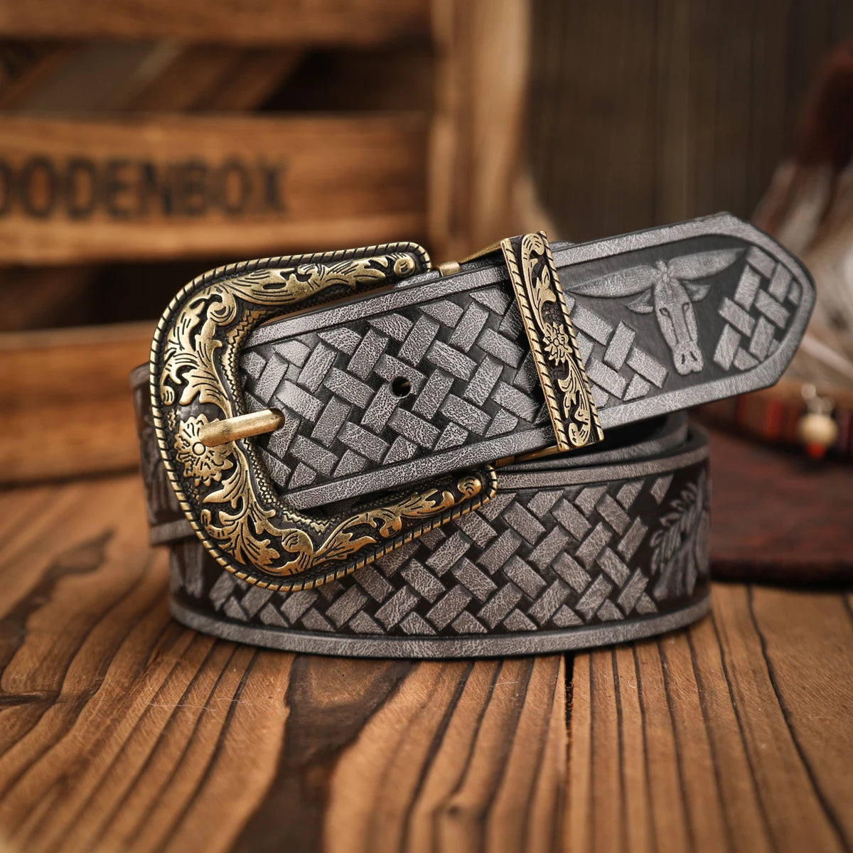 A casual, individual and retro belt, a Western-style clothing accessory, metal buckle, PU belt, suitable for both men and women