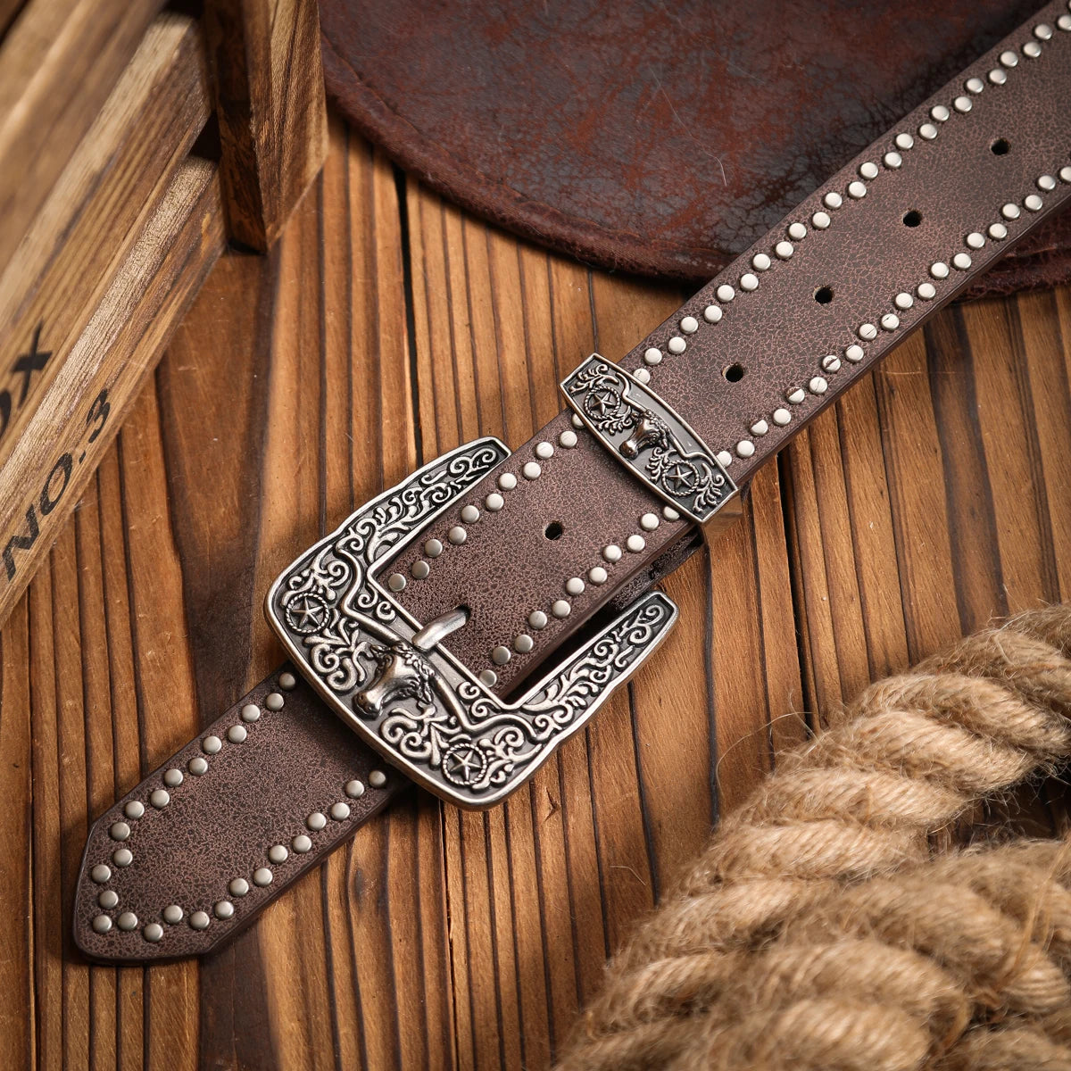 A Western-style PU leather belt for both men and women, a classic and casual retro belt
