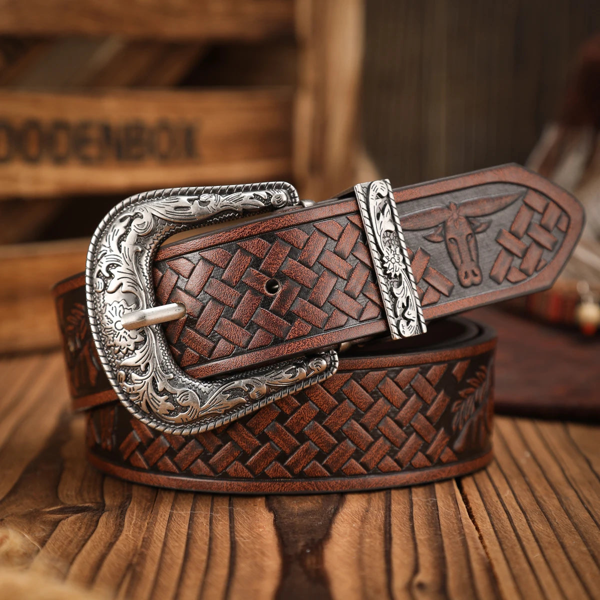 A casual, individual and retro belt, a Western-style clothing accessory, metal buckle, PU belt, suitable for both men and women