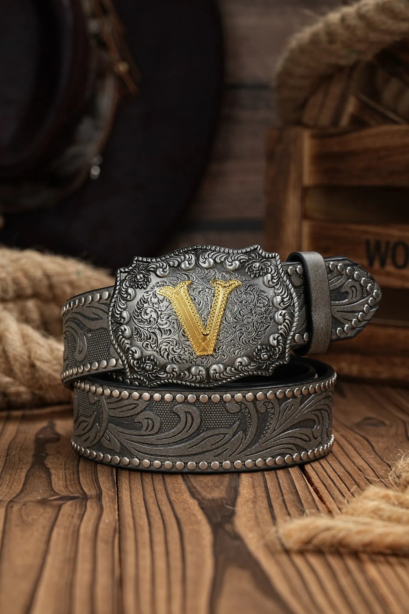 A casual, individual and retro belt, Western-style clothing accessory, metal buckle, PU belt, suitable for both men and women