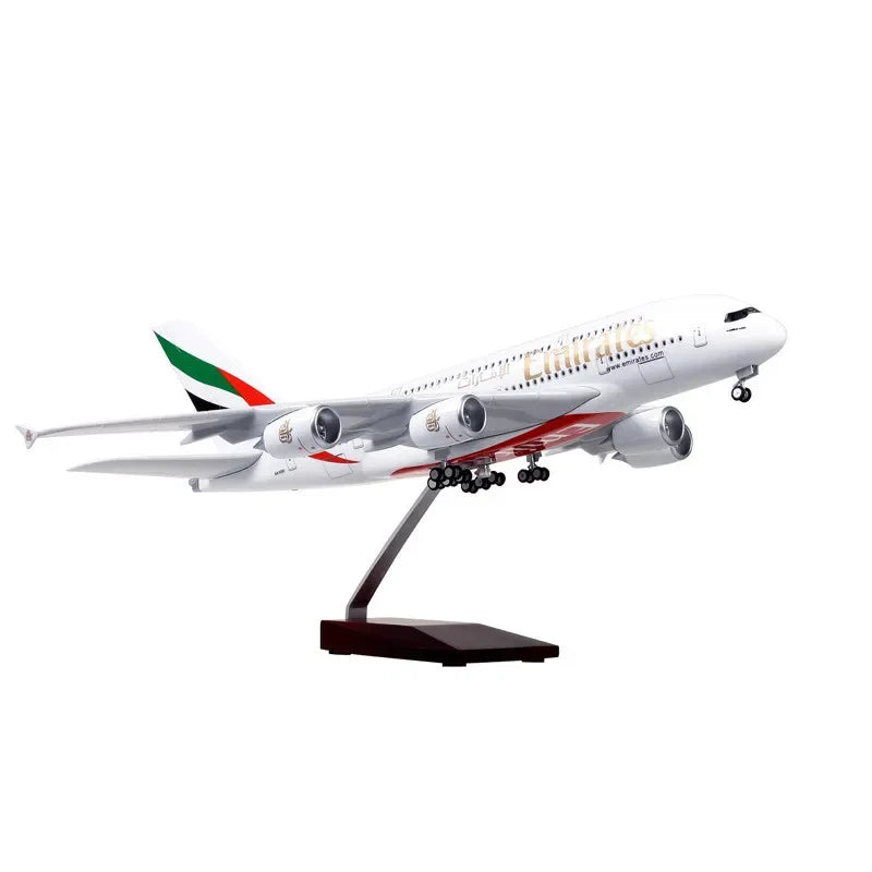 ديكور 45 سم مقياس 1/160 نموذج مصبوب لطائرة إيرباص A380 تابعة لشركة طيران الإمارات مع ضوء وعجلات مجموعة ألعاب طيران