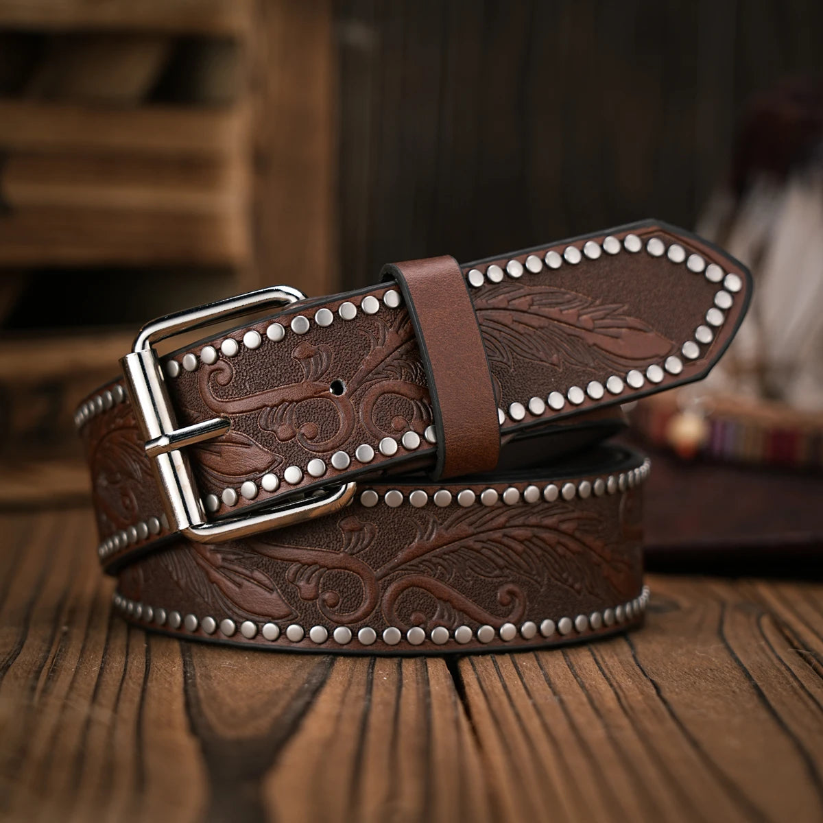 A men's and women's retro metal buckle casual style riveted brown PU belt suitable for daily business attendance four seasons