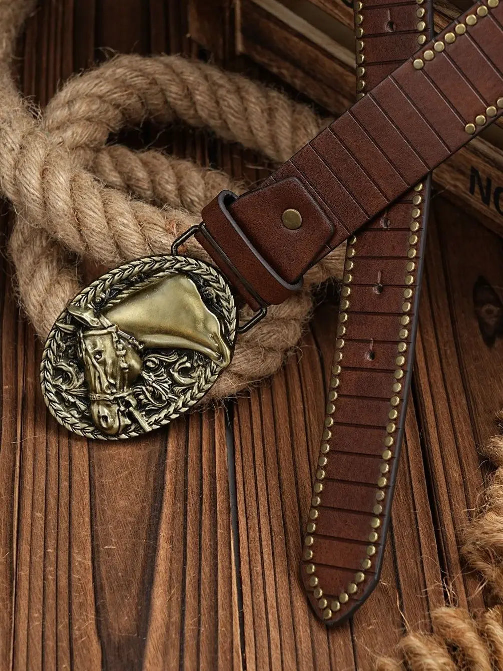 A casual, individual and retro belt, Western-style clothing accessory, metal buckle, PU belt, suitable for both men and women