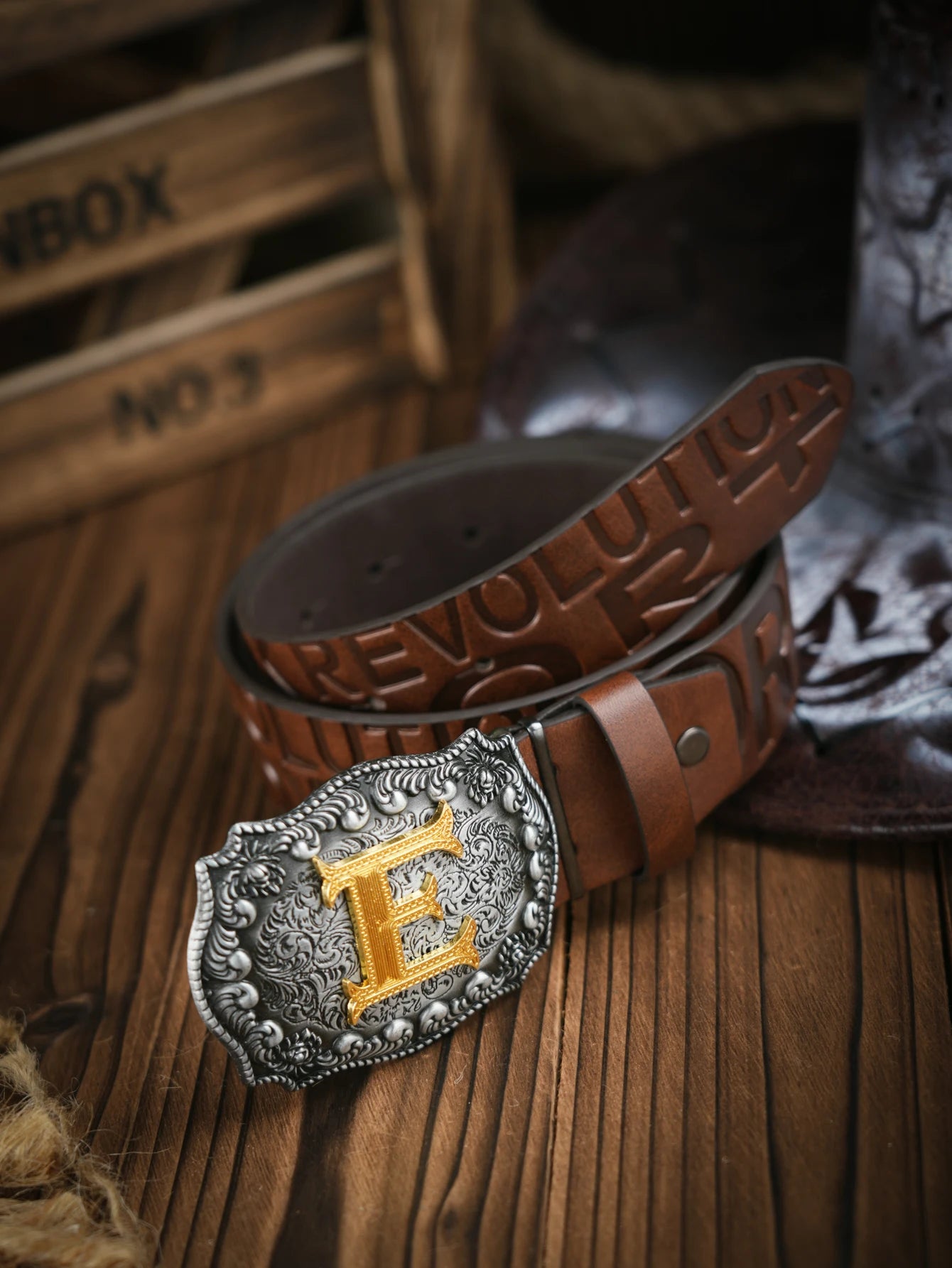 A casual, individual and retro belt, Western-style clothing accessory, metal buckle, PU belt, suitable for both men and women