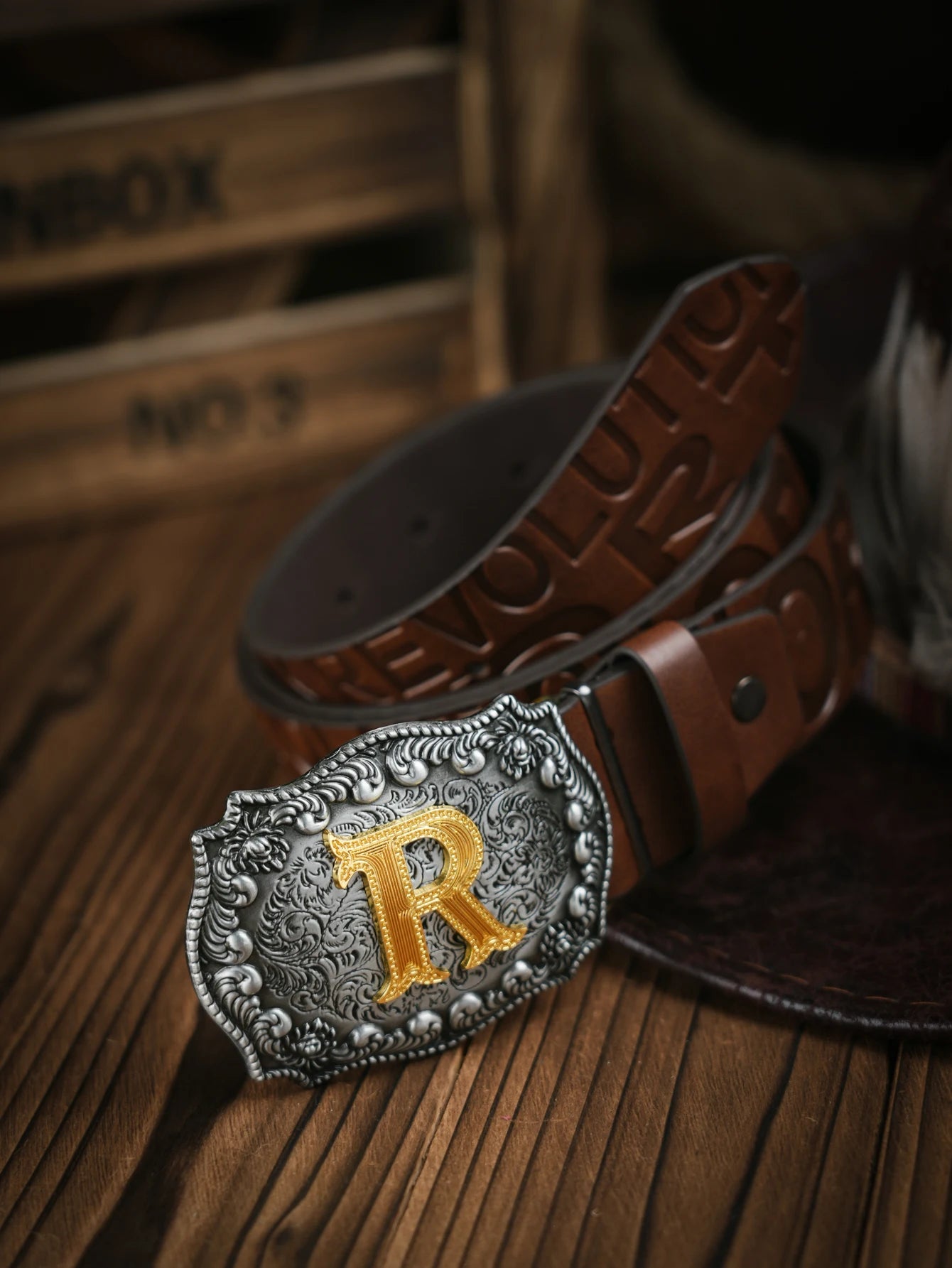 A casual, individual and retro belt, Western-style clothing accessory, metal buckle, PU belt, suitable for both men and women