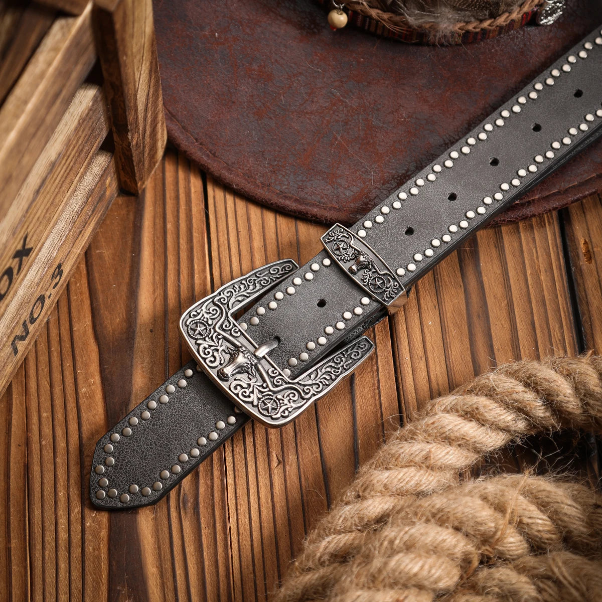 A Western-style PU leather belt for both men and women, a classic and casual retro belt