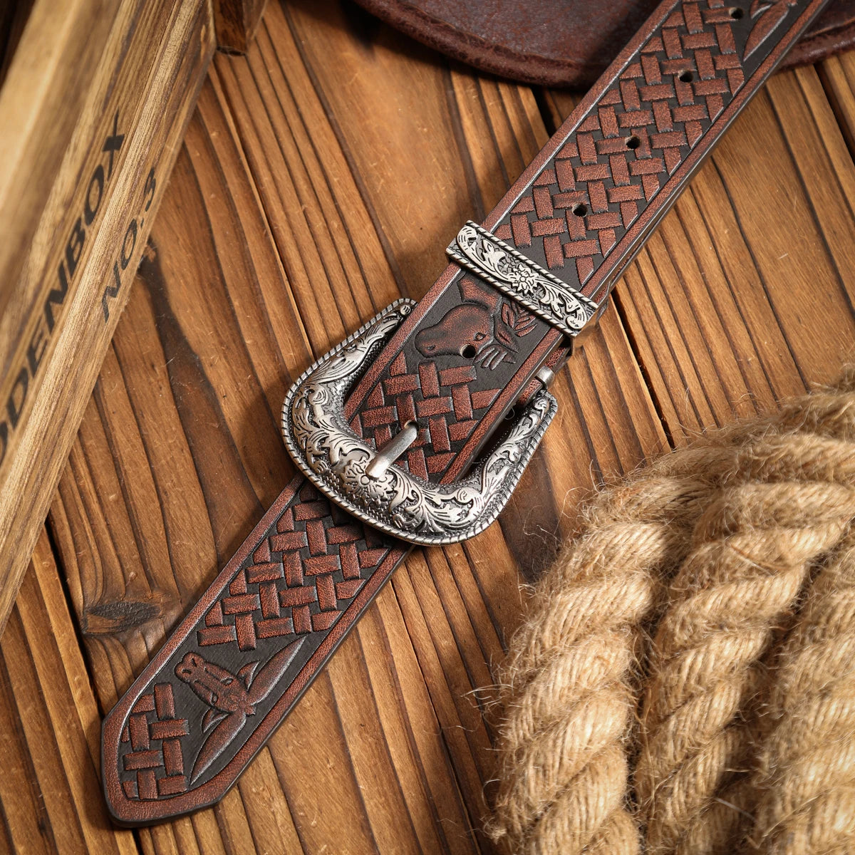 A casual, individual and retro belt, a Western-style clothing accessory, metal buckle, PU belt, suitable for both men and women