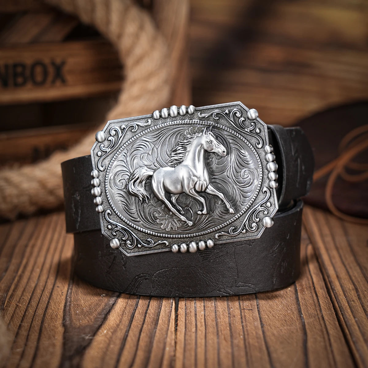 A casual, individual and retro belt, Western-style clothing accessory, metal buckle, PU belt, suitable for both men and women