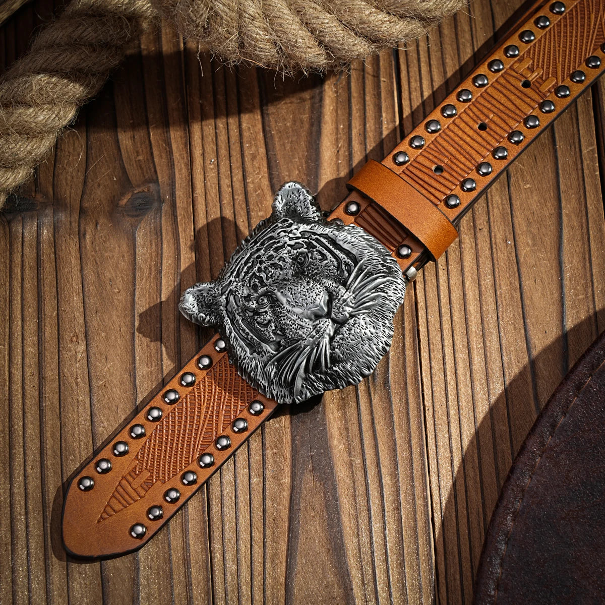 A casual, individual and retro belt, Western-style clothing accessory, metal buckle, PU belt, suitable for both men and women