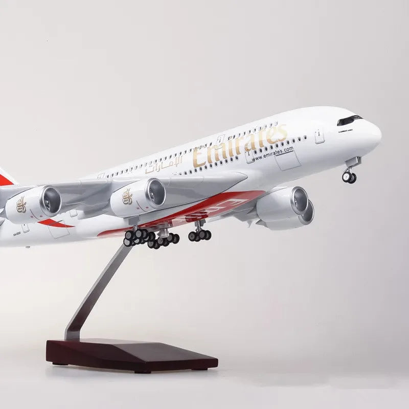 ديكور 45 سم مقياس 1/160 نموذج مصبوب لطائرة إيرباص A380 تابعة لشركة طيران الإمارات مع ضوء وعجلات مجموعة ألعاب طيران