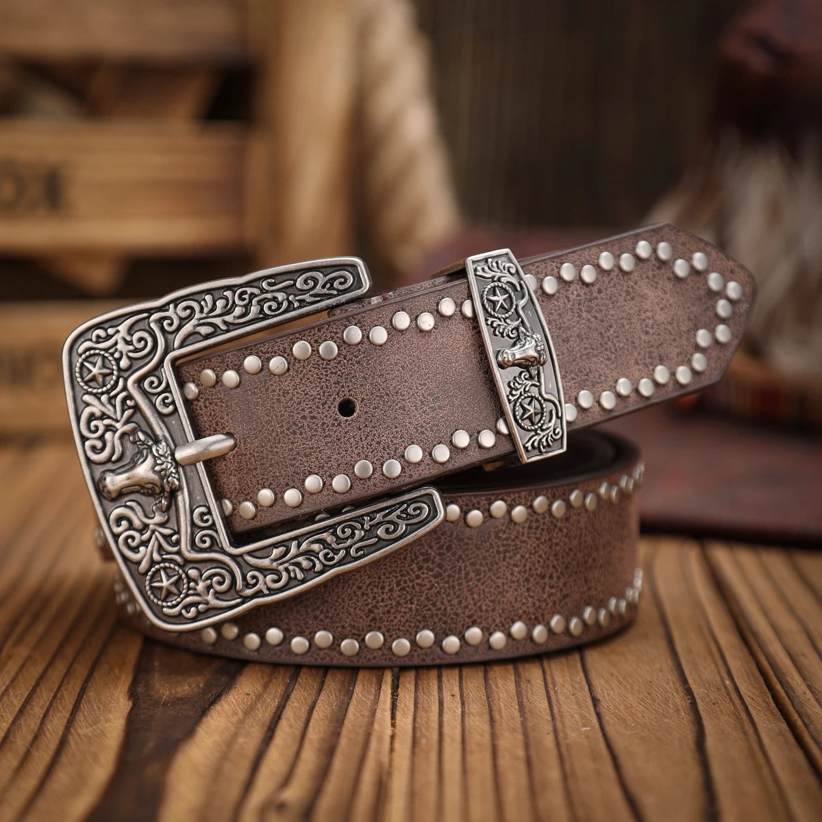 A Western-style PU leather belt for both men and women, a classic and casual retro belt