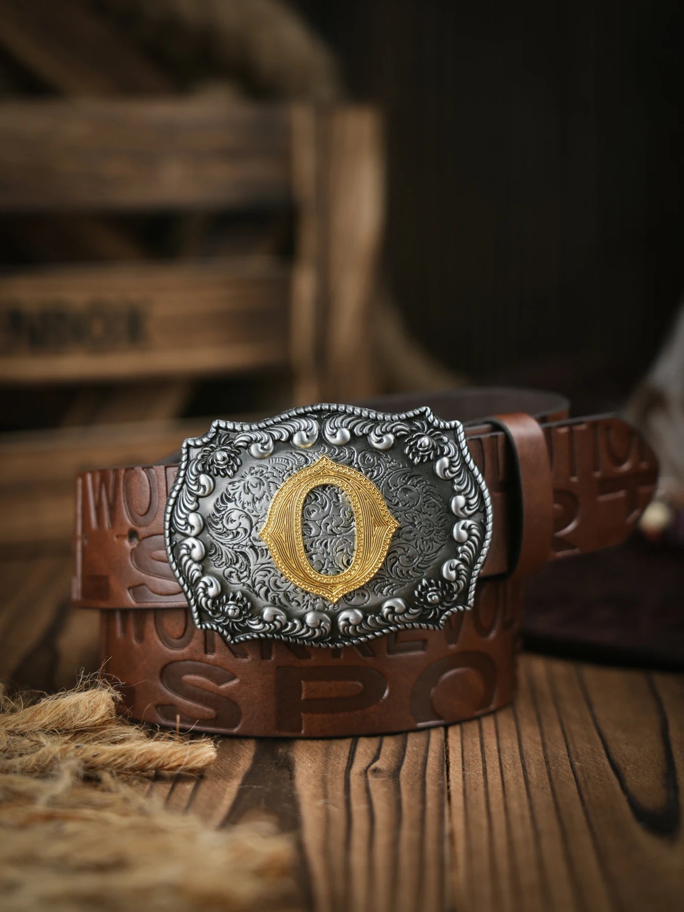 A casual, individual and retro belt, Western-style clothing accessory, metal buckle, PU belt, suitable for both men and women