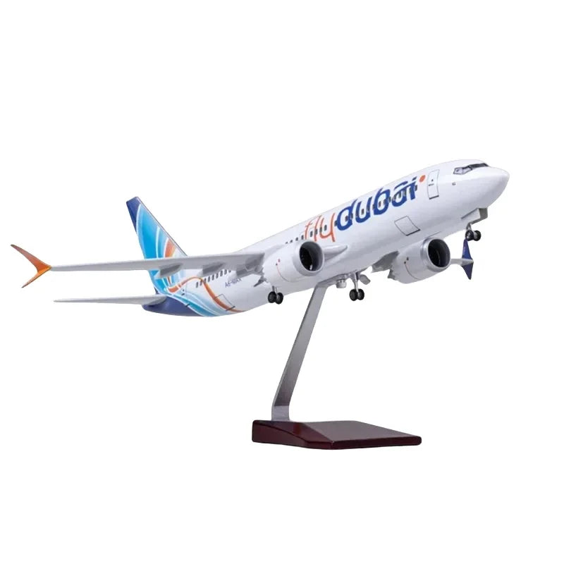 طائرة إيرباص B737 من طراز بوينج 737 من طراز دبي للخطوط الجوية الشرق الأوسط، بمقياس 1:85، مصنوعة من الراتنج المصبوب، وعرض ديكور منزلي لمجموعة طائرات بوينج 737