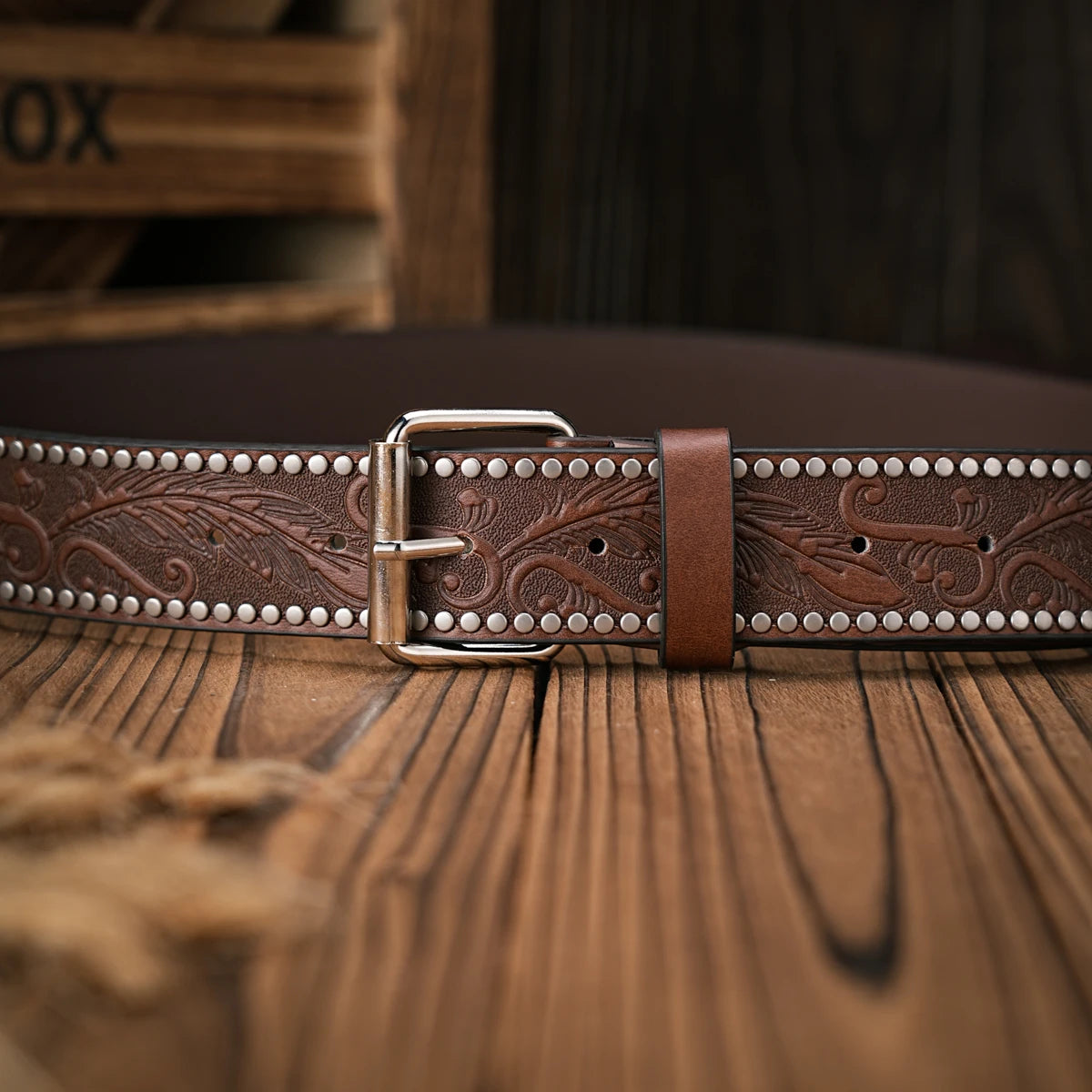 A men's and women's retro metal buckle casual style riveted brown PU belt suitable for daily business attendance four seasons