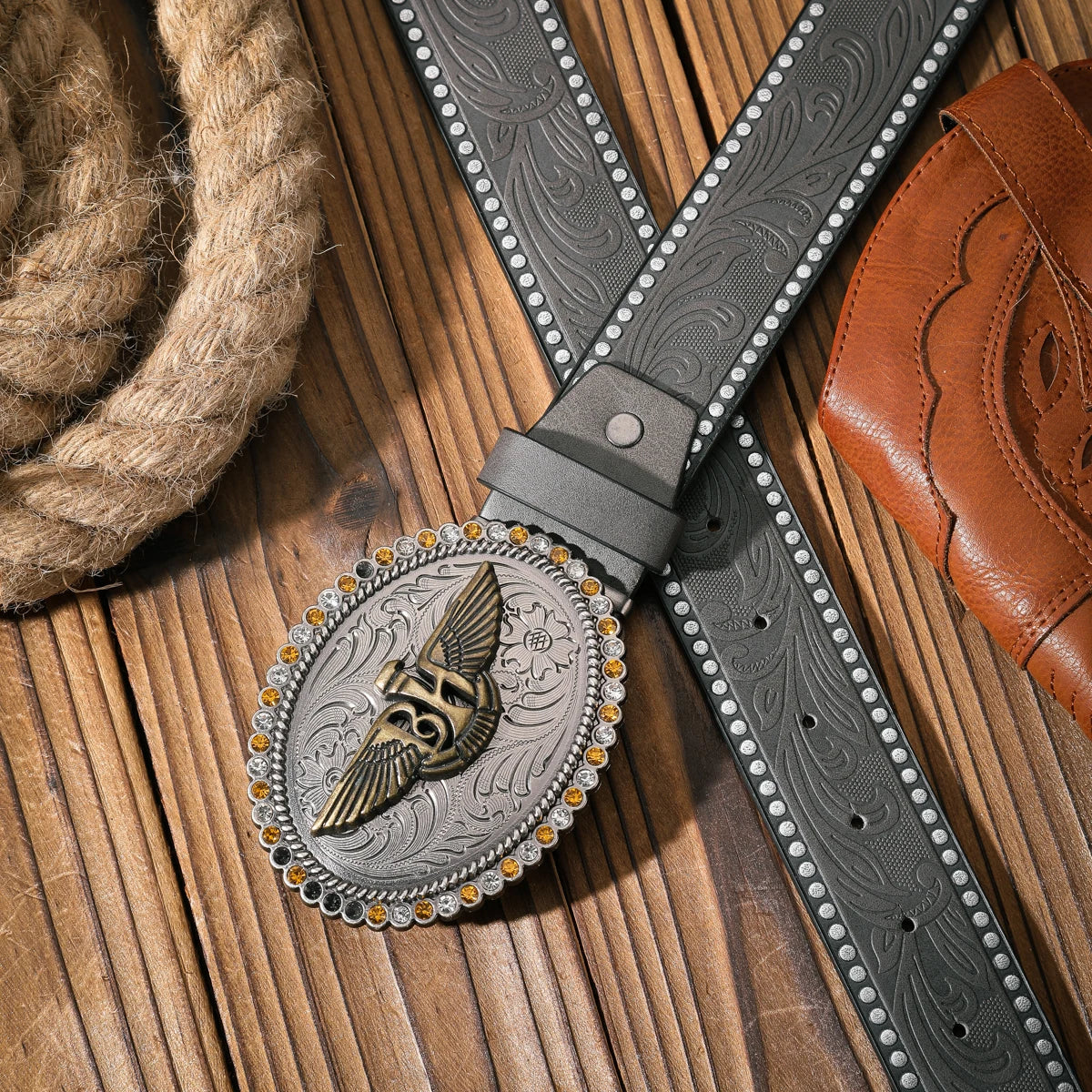 A casual and retro belt, a waist accessory for Western-style clothing, metal buckle, PU belt, suitable for both men and women