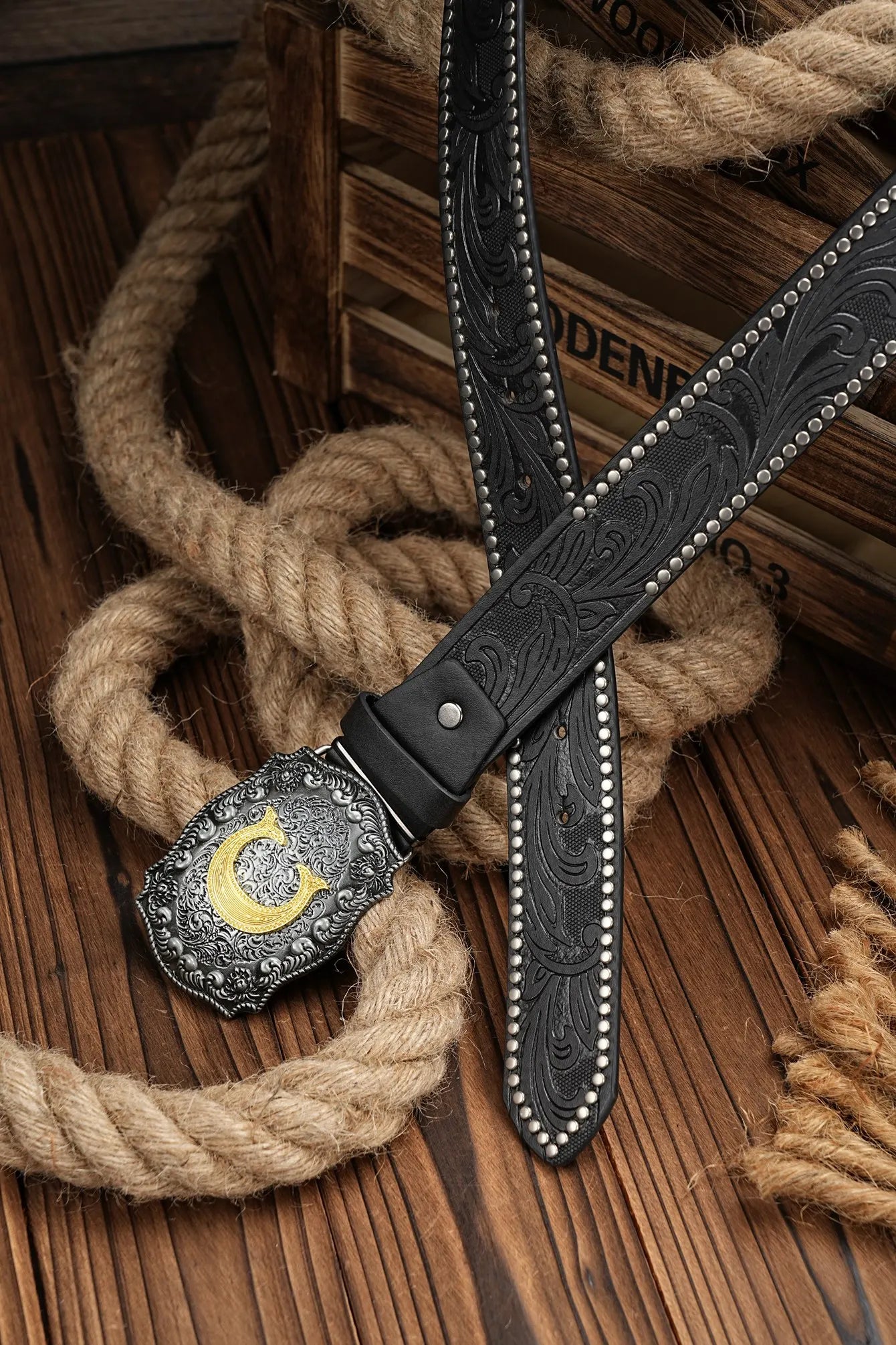 A casual, individual and retro belt, Western-style clothing accessory, metal buckle, PU belt, suitable for both men and women