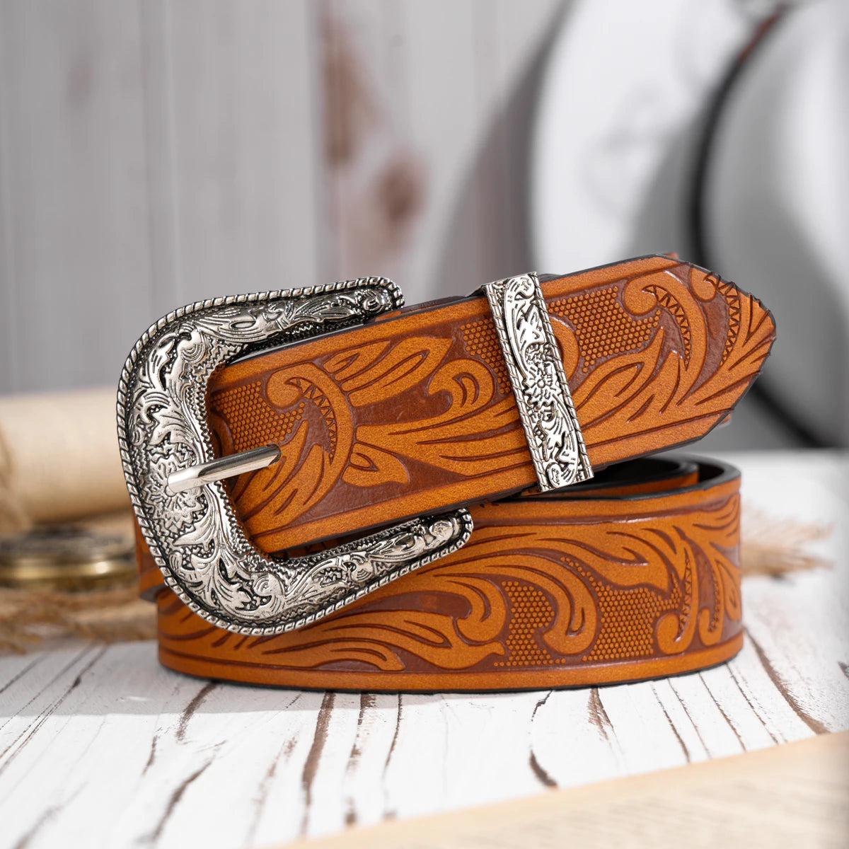 A casual, individual and retro belt, Western-style clothing accessory, metal buckle, PU belt, suitable for both men and women