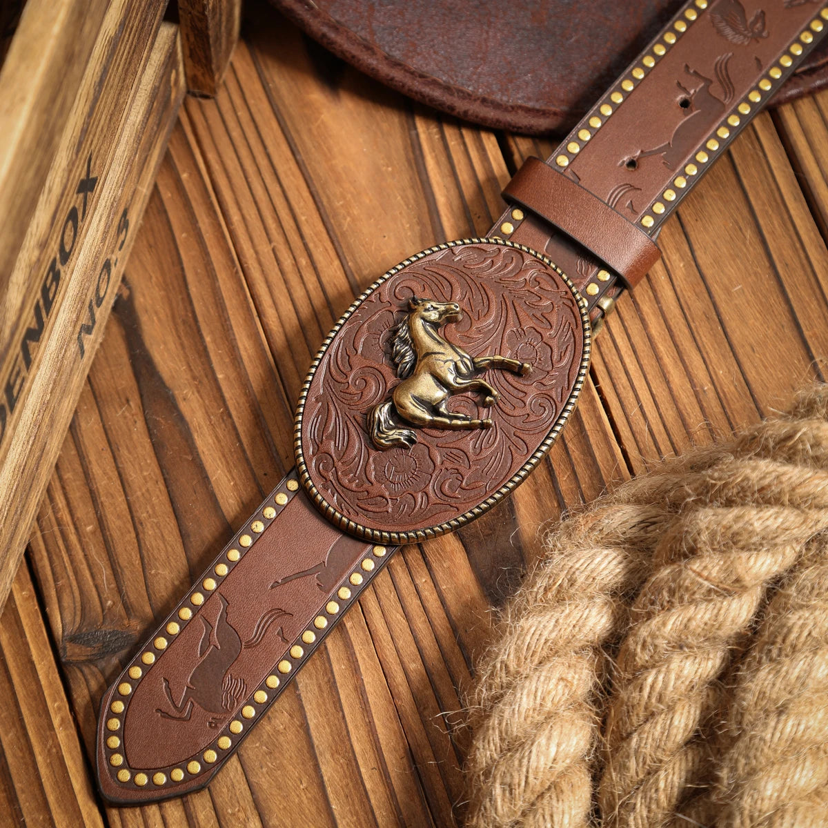 A casual, individual and retro belt, a Western-style clothing accessory, metal buckle, PU belt, suitable for both men and women