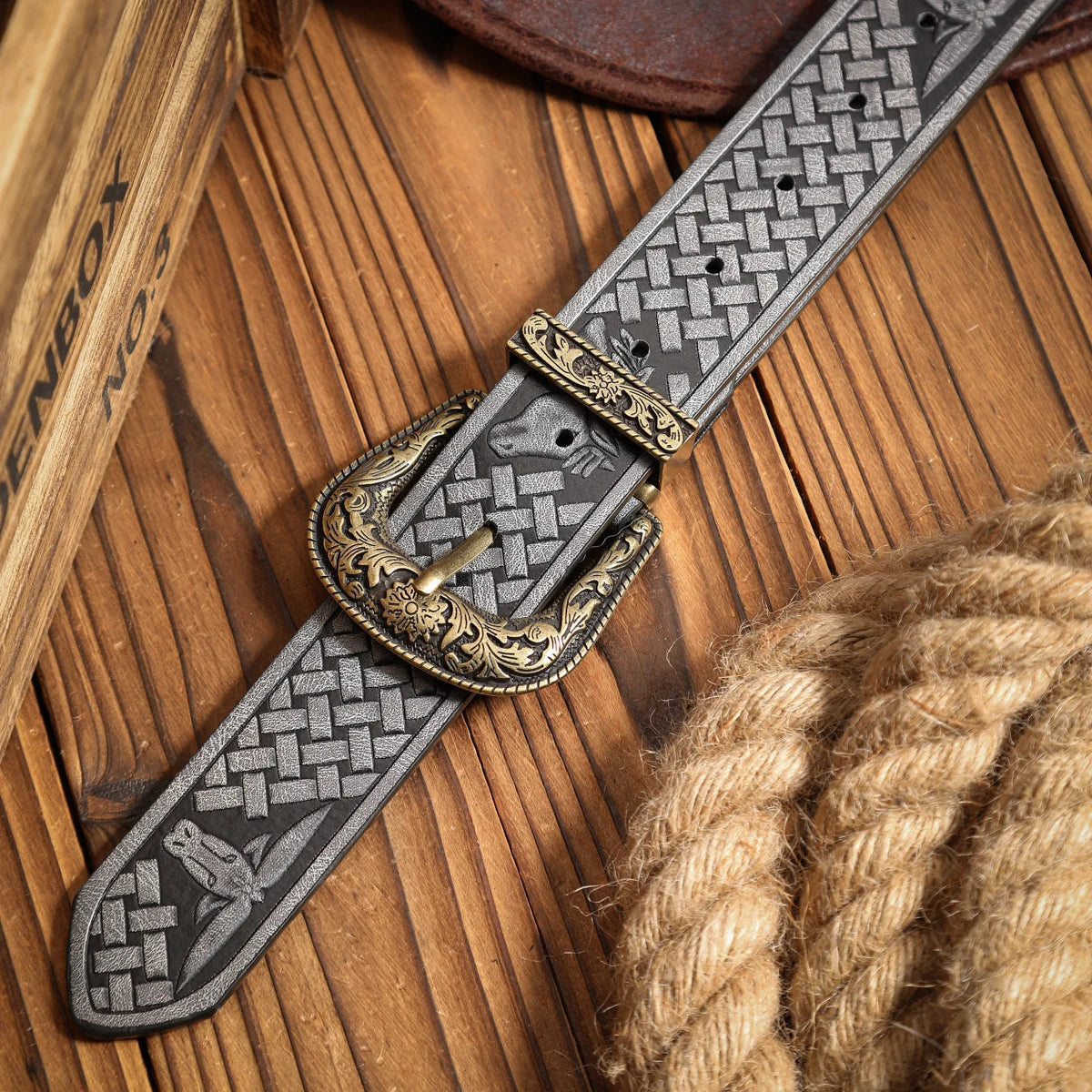 A casual, individual and retro belt, a Western-style clothing accessory, metal buckle, PU belt, suitable for both men and women