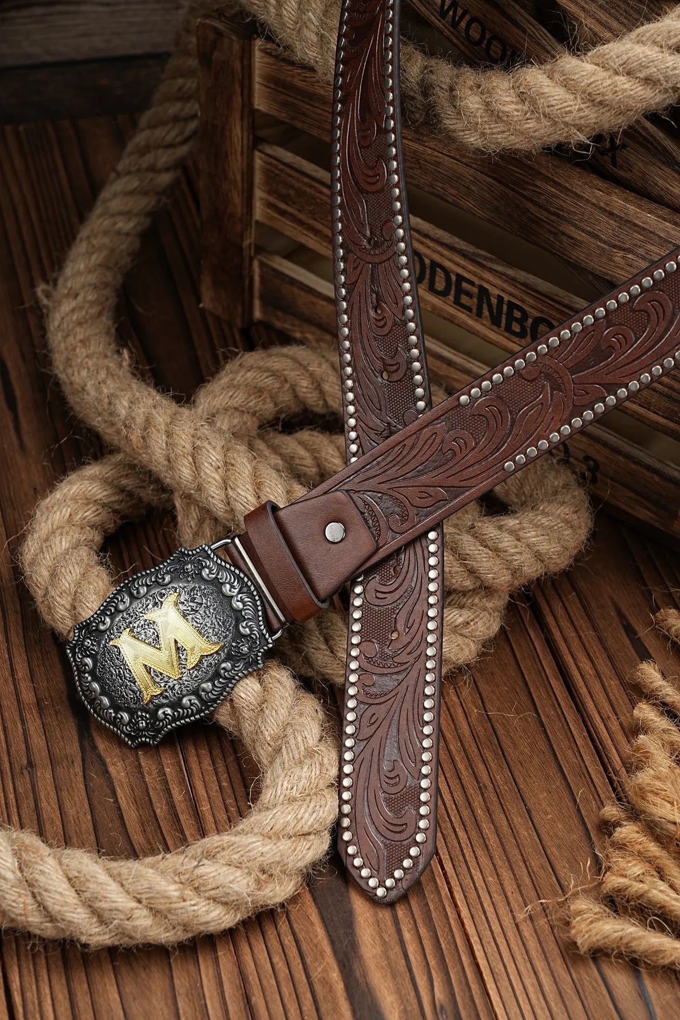 A casual, individual and retro belt, Western-style clothing accessory, metal buckle, PU belt, suitable for both men and women