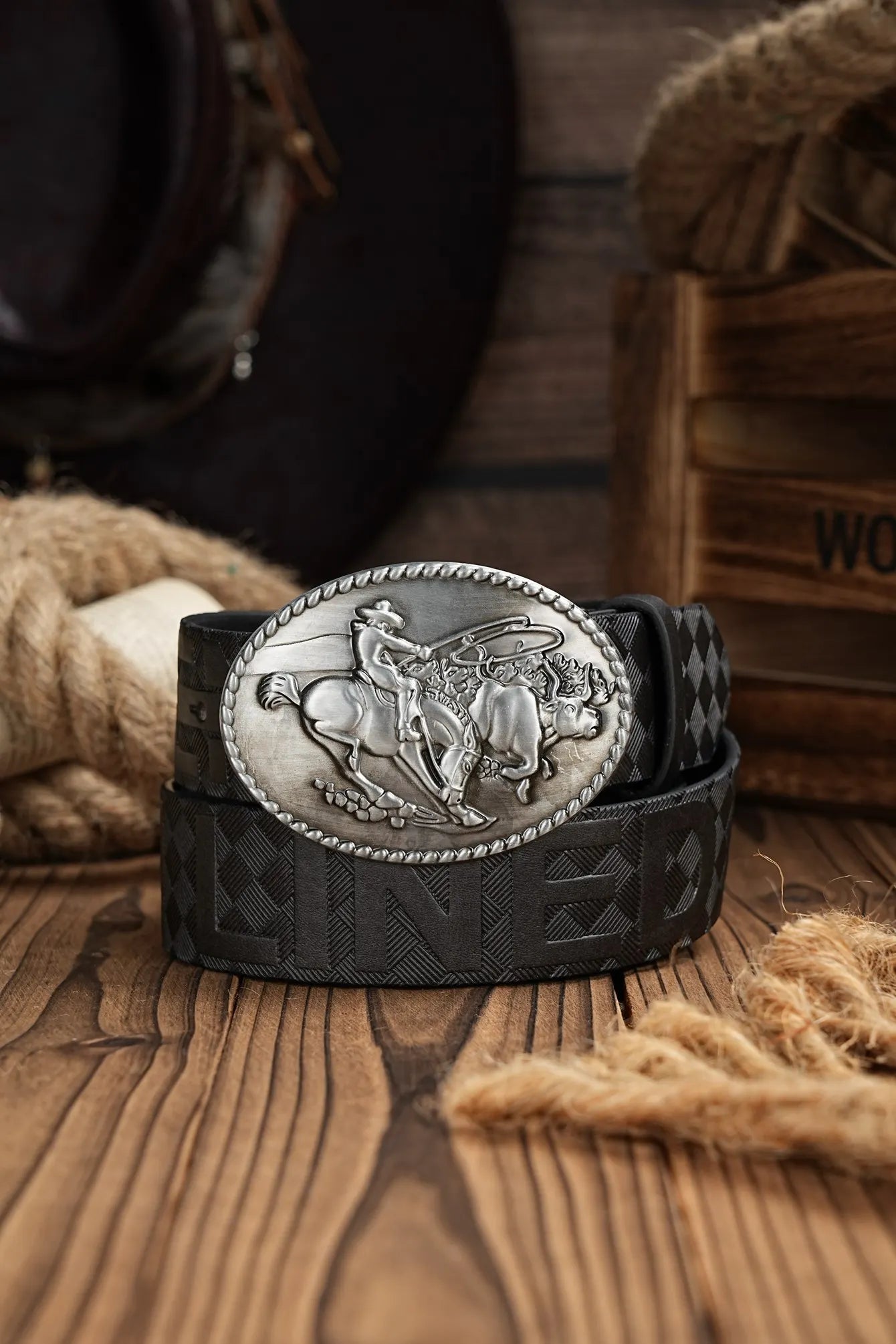 A men's and women's casual retro belt Western style! PU leather belt with metal buckle, suitable for daily work wear