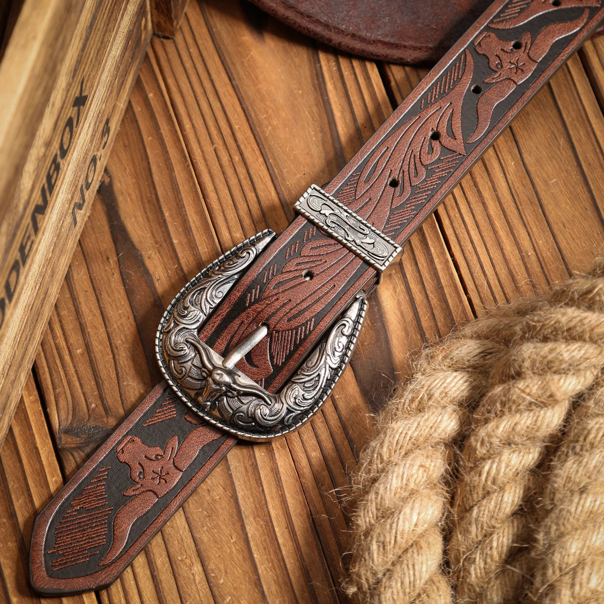 A casual, individual and retro belt, a Western-style clothing accessory, metal buckle, PU belt, suitable for both men and women