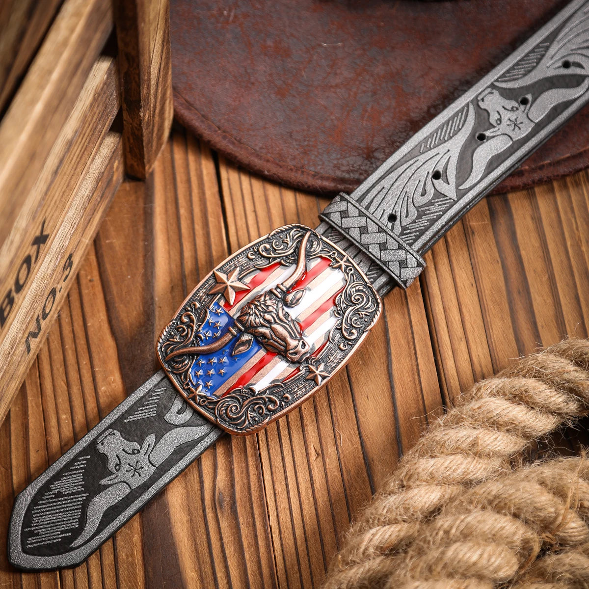 A Western-style PU leather belt for both men and women, a classic and casual retro belt
