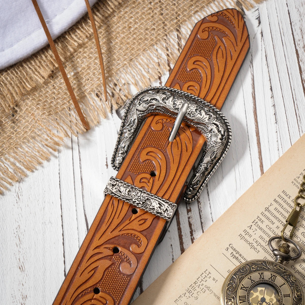 A casual, individual and retro belt, Western-style clothing accessory, metal buckle, PU belt, suitable for both men and women