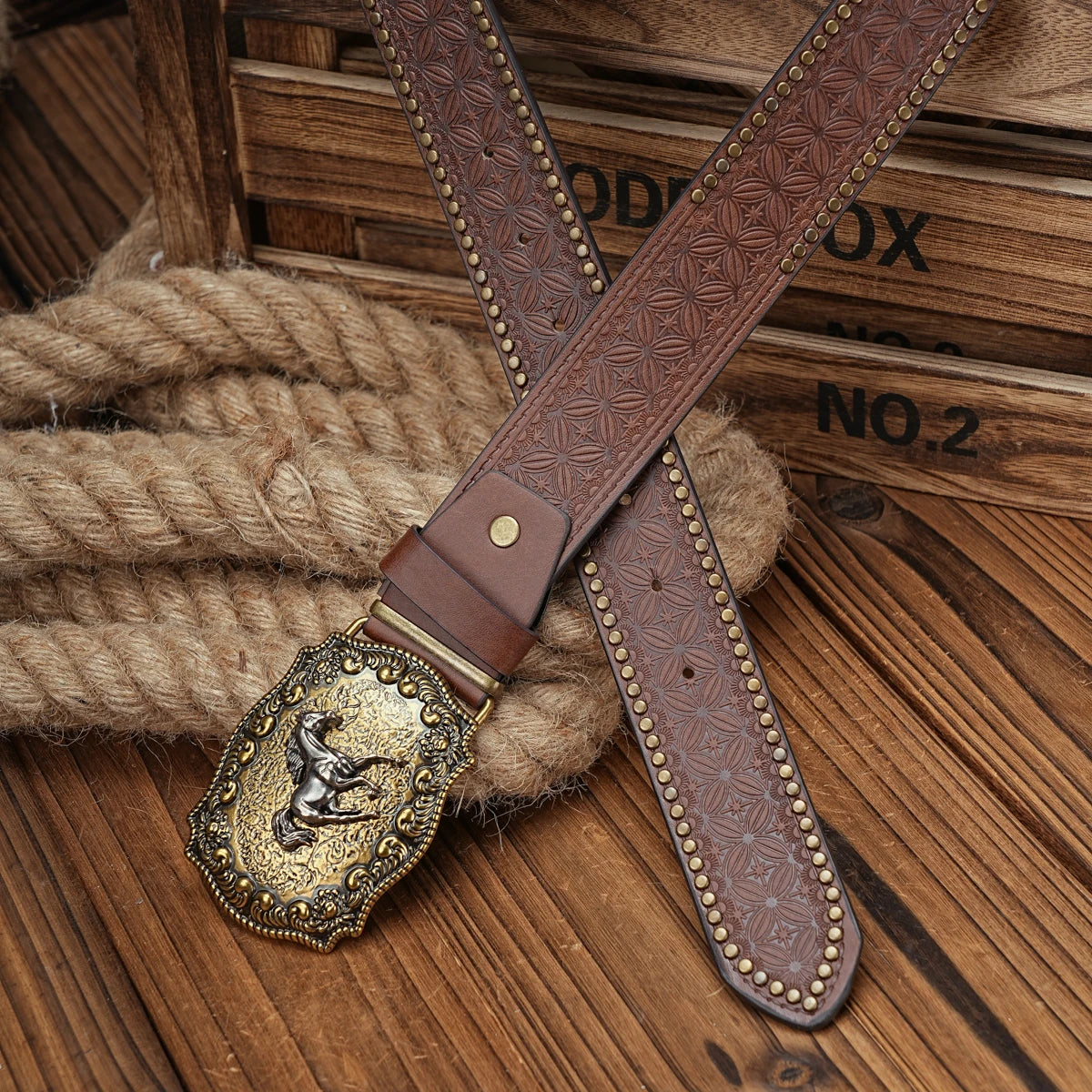 A men's and women's casual retro belt Western style! PU leather belt with metal buckle suitable for daily work wear