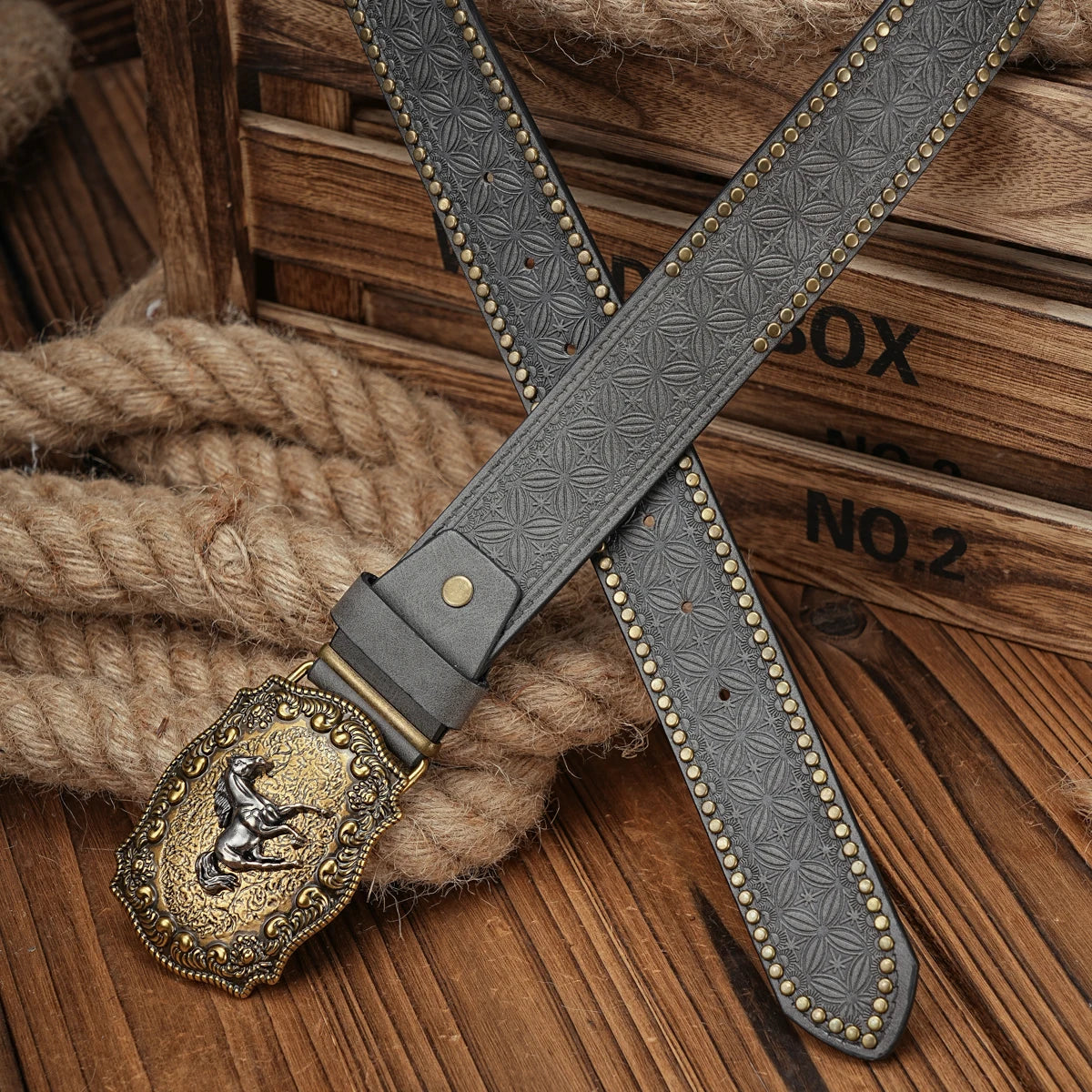 A men's and women's casual retro belt Western style! PU leather belt with metal buckle suitable for daily work wear