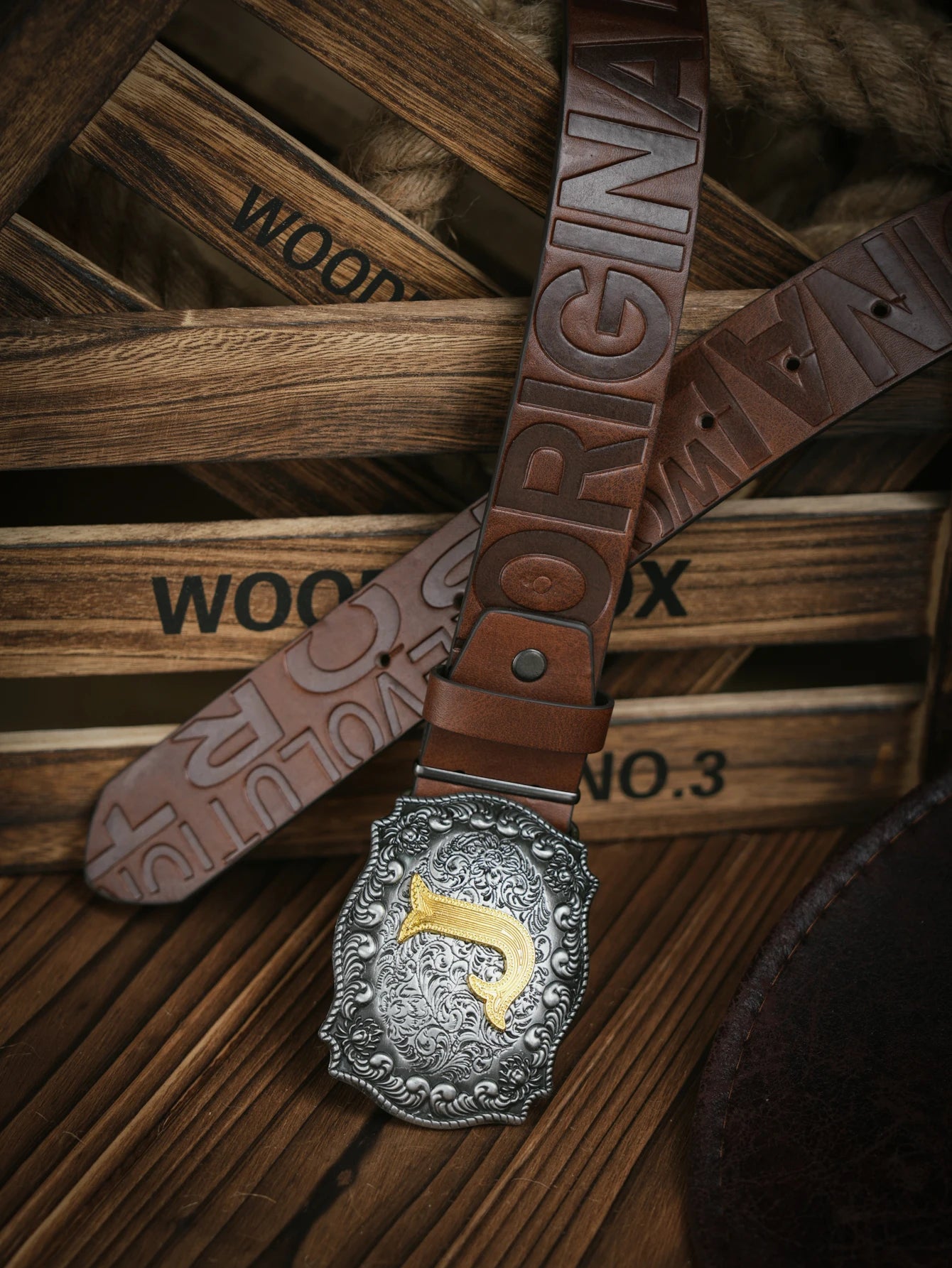 A casual, individual and retro belt, Western-style clothing accessory, metal buckle, PU belt, suitable for both men and women