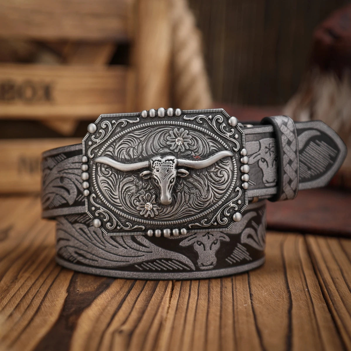 A Western-style PU leather belt for both men and women, a classic and casual retro belt