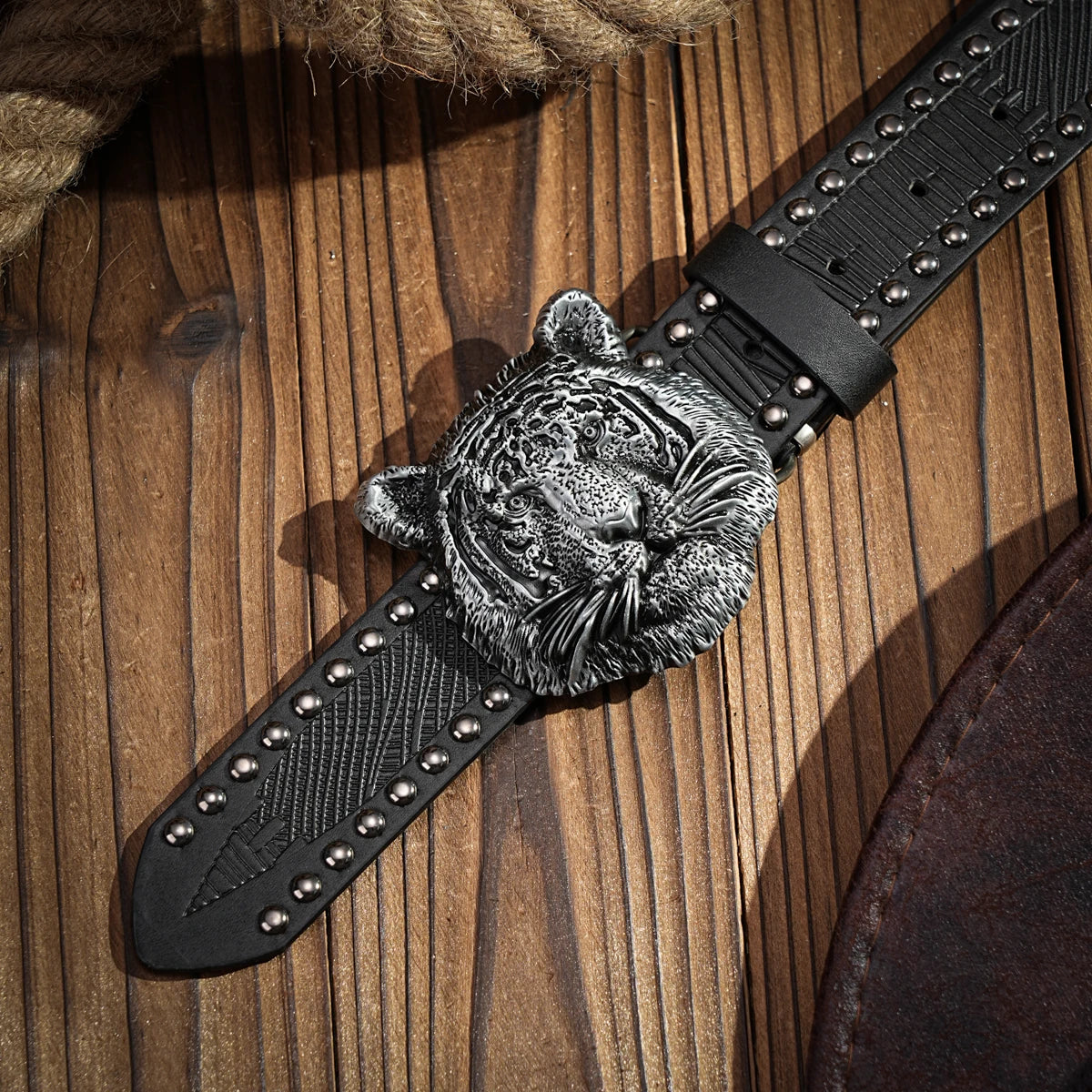 A casual, individual and retro belt, Western-style clothing accessory, metal buckle, PU belt, suitable for both men and women