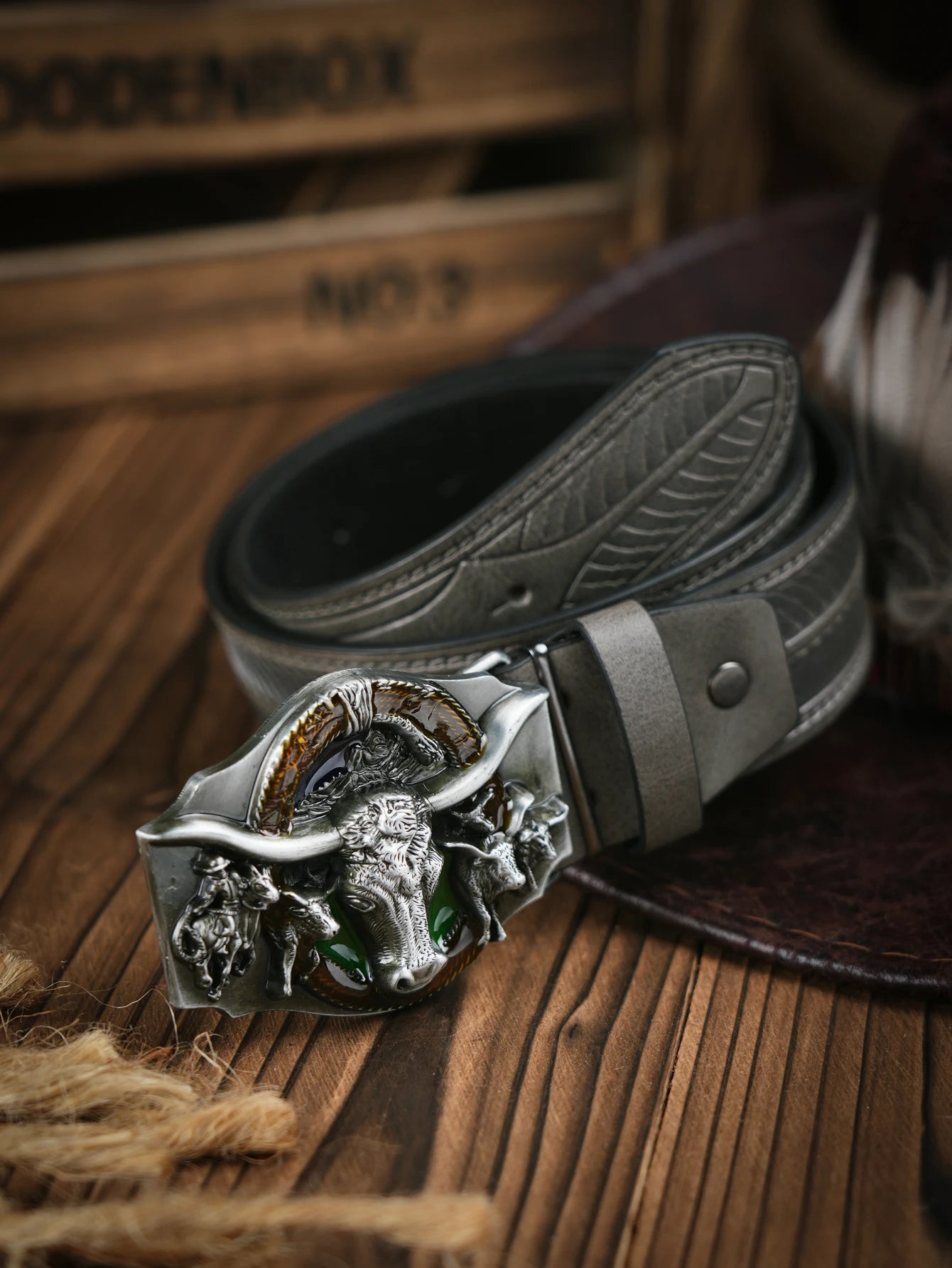 A men's and women's casual retro belt Western style! PU leather belt with metal buckle, suitable for daily work wear
