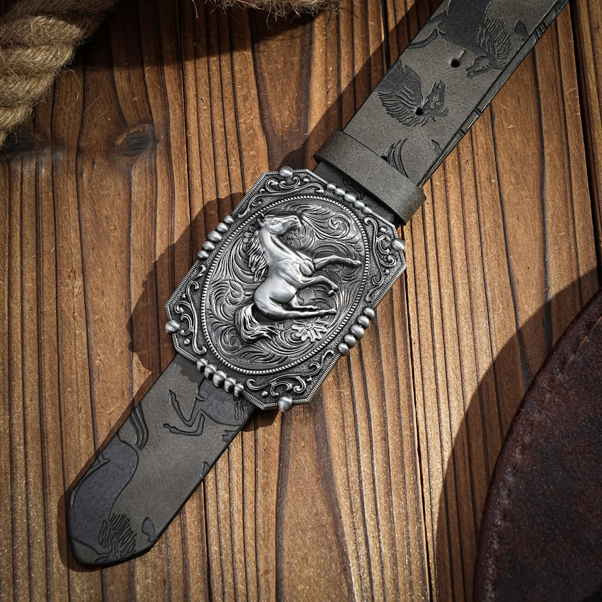 A casual, individual and retro belt, Western-style clothing accessory, metal buckle, PU belt, suitable for both men and women