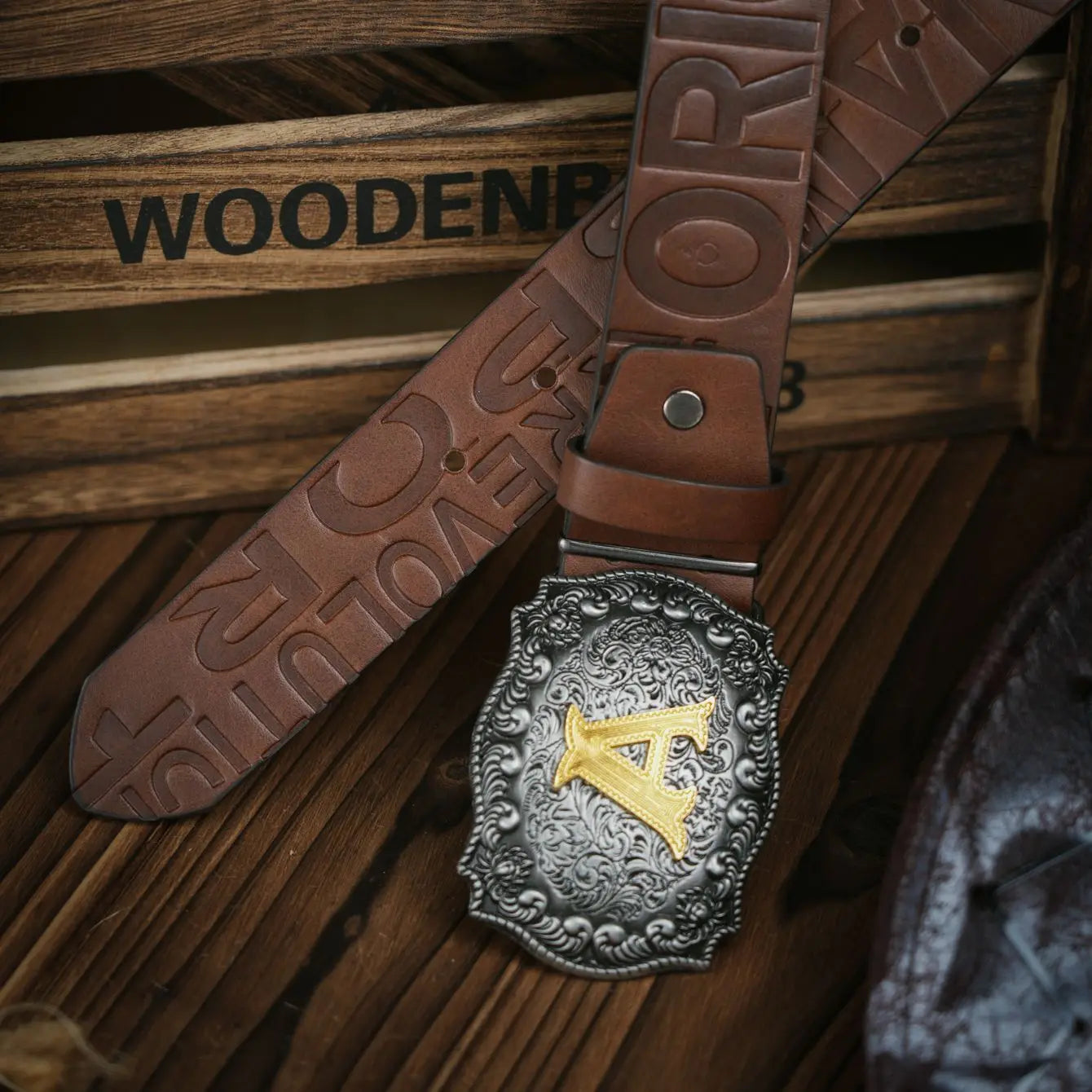 A casual, individual and retro belt, Western-style clothing accessory, metal buckle, PU belt, suitable for both men and women