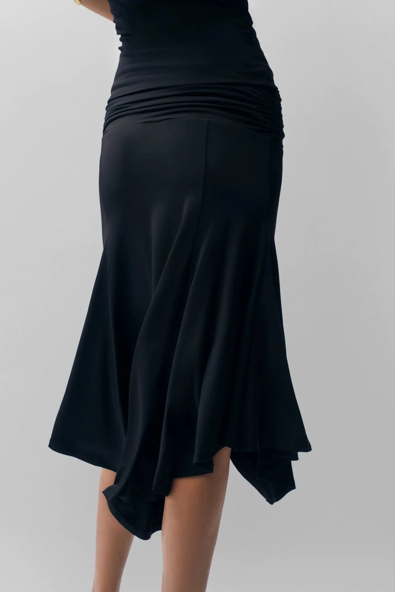 Guizio black low-waist pleated midi skirt with an irregular hemline one-shoulder ruffled short-sleeved top