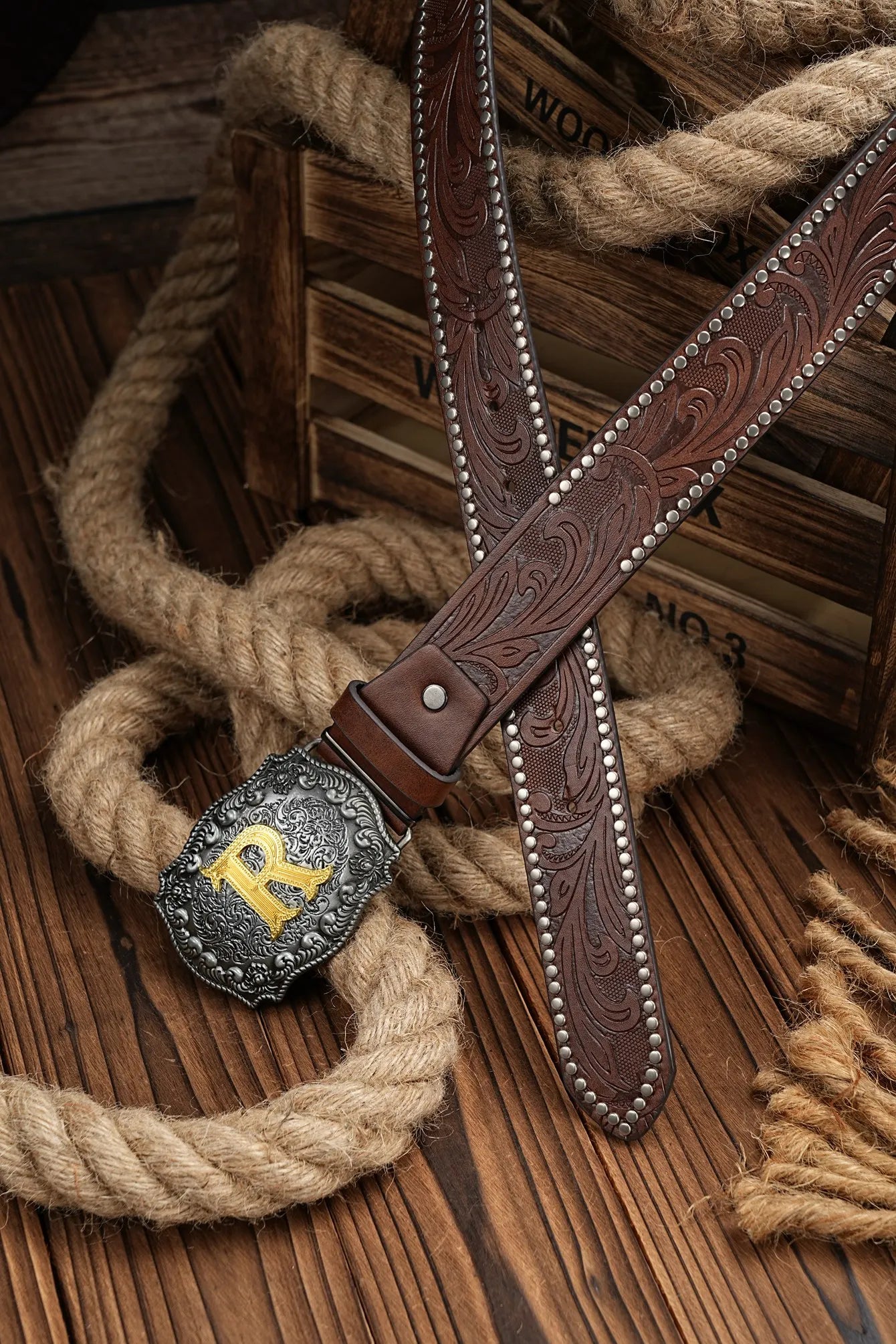 A casual, individual and retro belt, Western-style clothing accessory, metal buckle, PU belt, suitable for both men and women