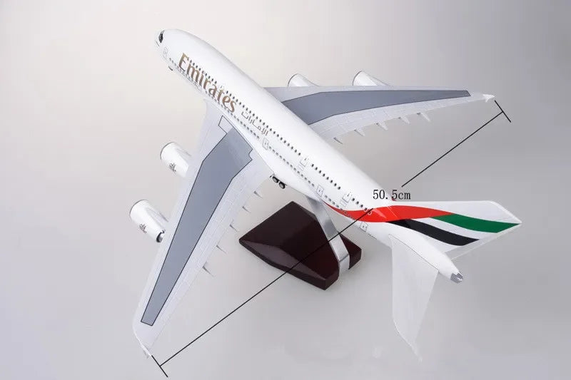 ديكور 45 سم مقياس 1/160 نموذج مصبوب لطائرة إيرباص A380 تابعة لشركة طيران الإمارات مع ضوء وعجلات مجموعة ألعاب طيران