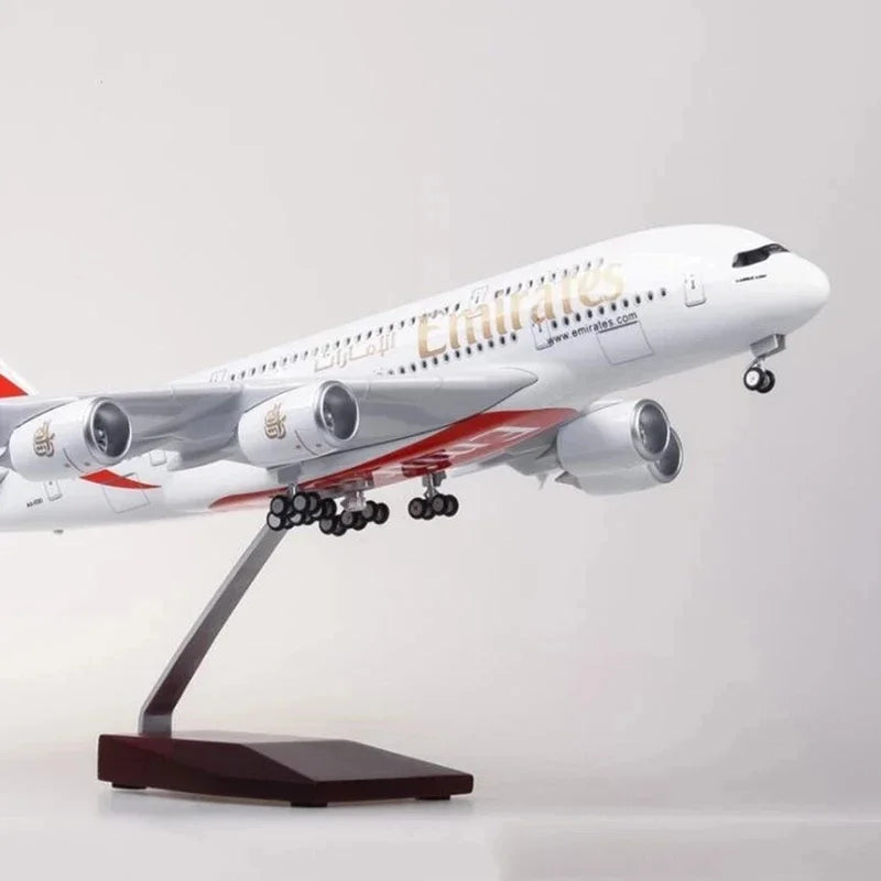 ديكور 45 سم مقياس 1/160 نموذج مصبوب لطائرة إيرباص A380 تابعة لشركة طيران الإمارات مع ضوء وعجلات مجموعة ألعاب طيران