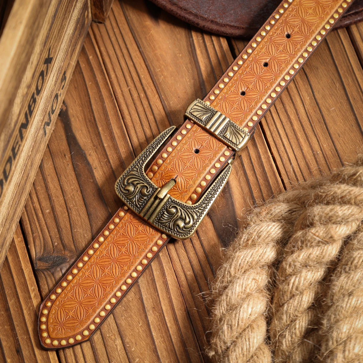 A casual, individual and retro belt, a Western-style clothing accessory, metal buckle, PU belt, suitable for both men and women
