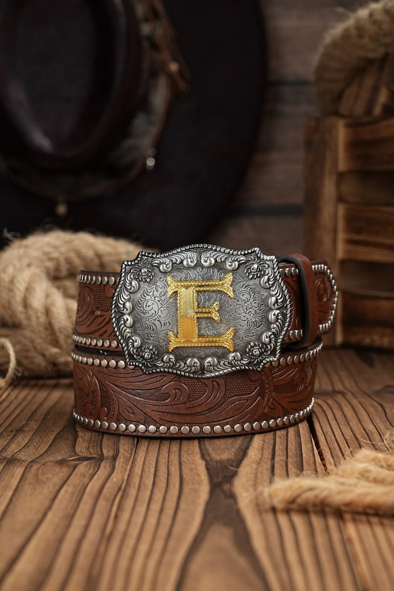 A casual, individual and retro belt, Western-style clothing accessory, metal buckle, PU belt, suitable for both men and women