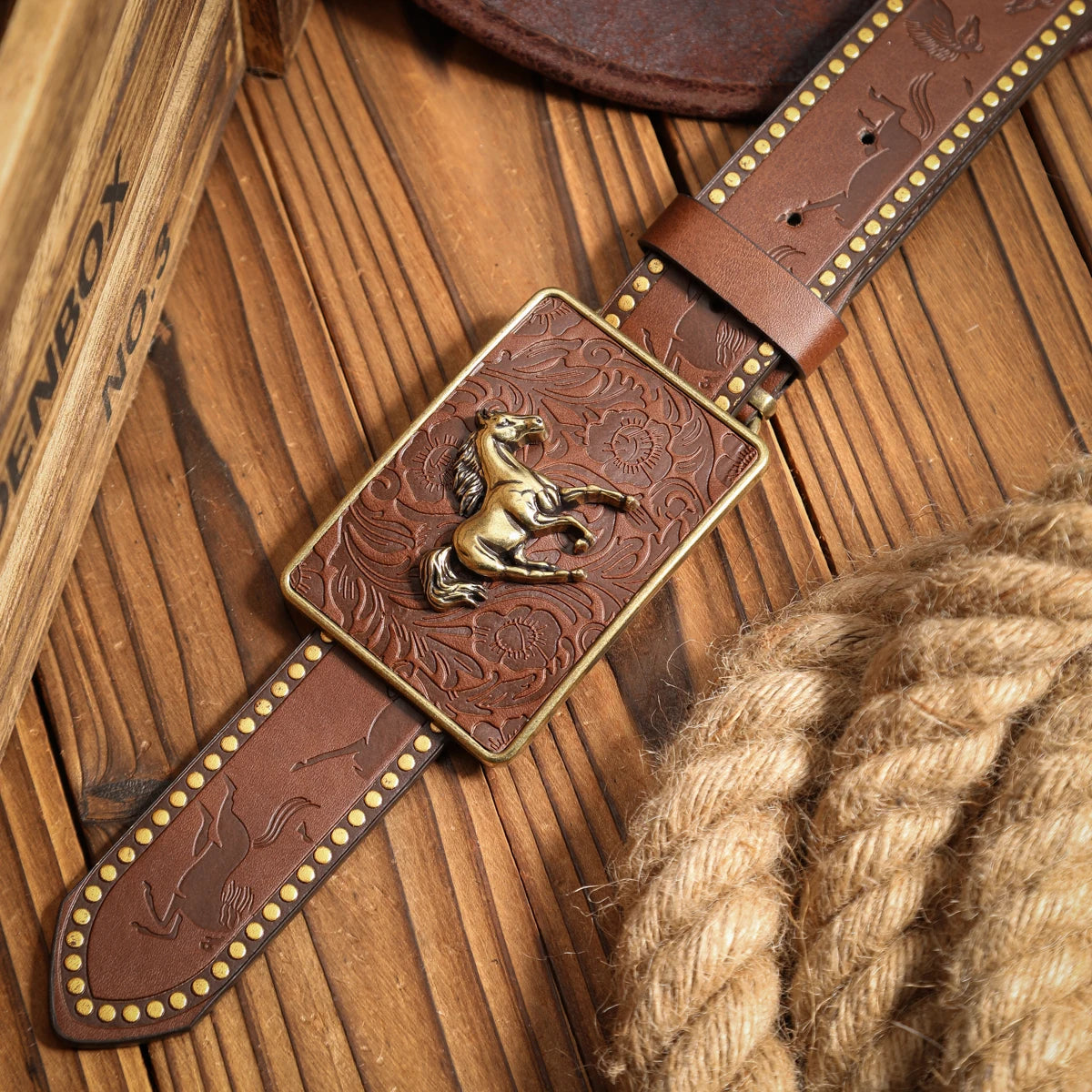 A casual, individual and retro belt, a Western-style clothing accessory, metal buckle, PU belt, suitable for both men and women